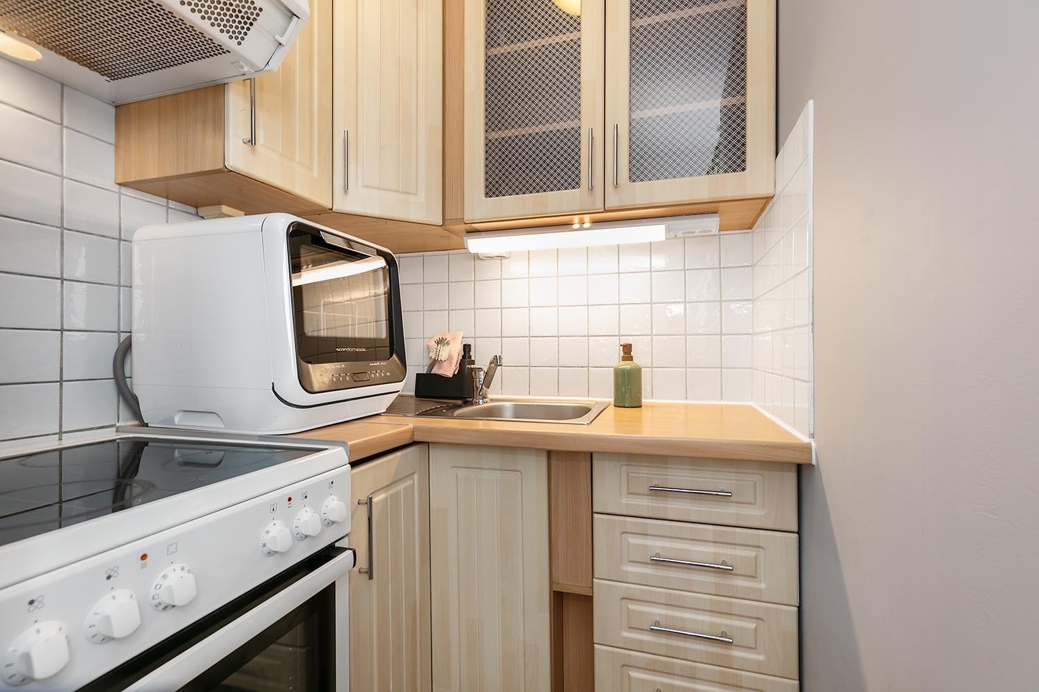 Hvitevarer inkludert er benkoppvaskmaskin, ovn og kjøleskap Galleribilde