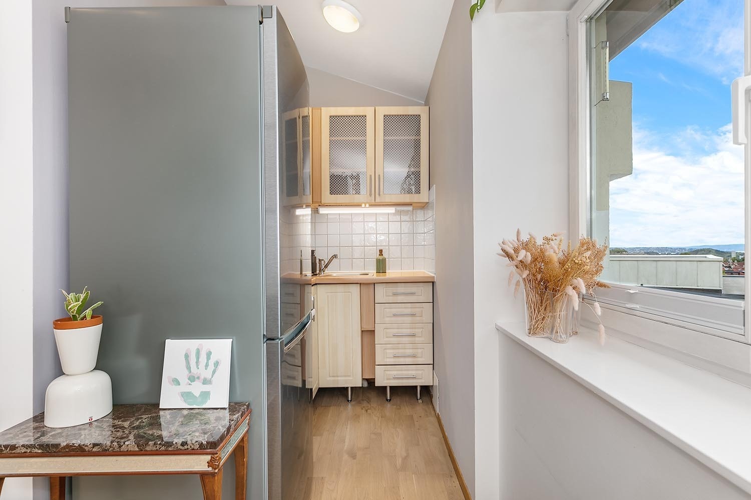 Kjøkken med mye skap- og benkeplass Galleribilde