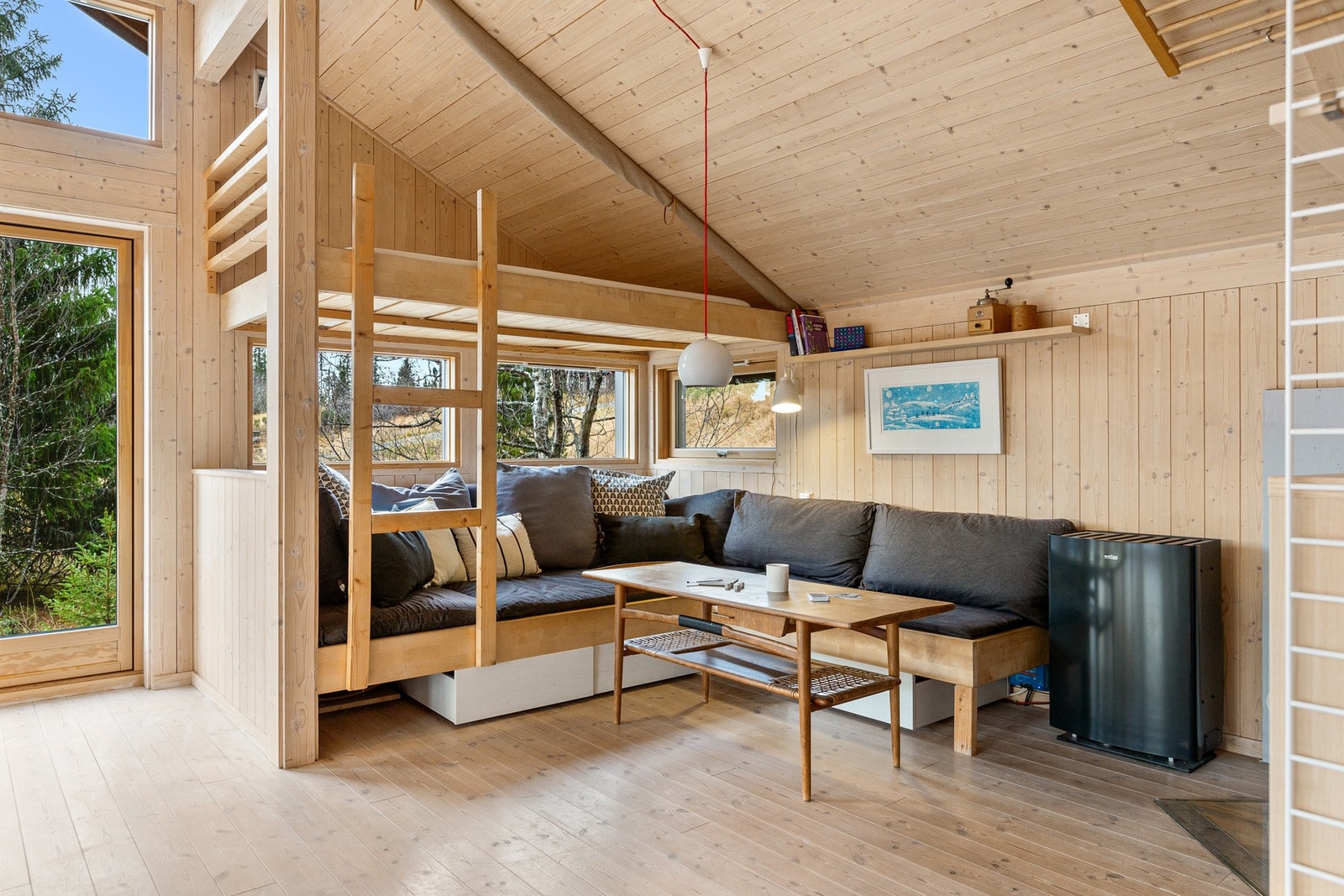 God takhøyde og store vindusflater gir en god og luftig romfølelse. Galleribilde