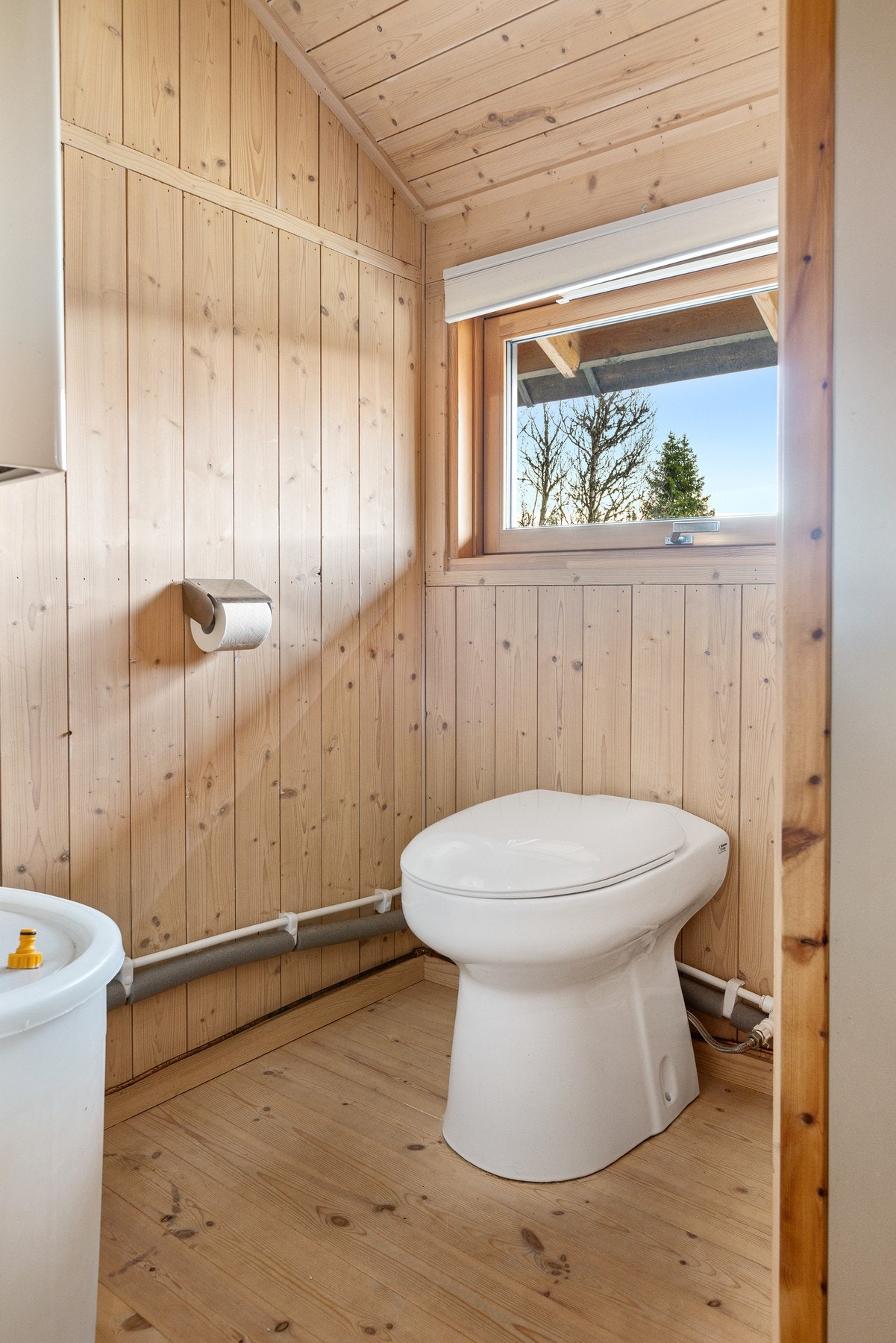 Separat toalettrom med snurredo. Galleribilde