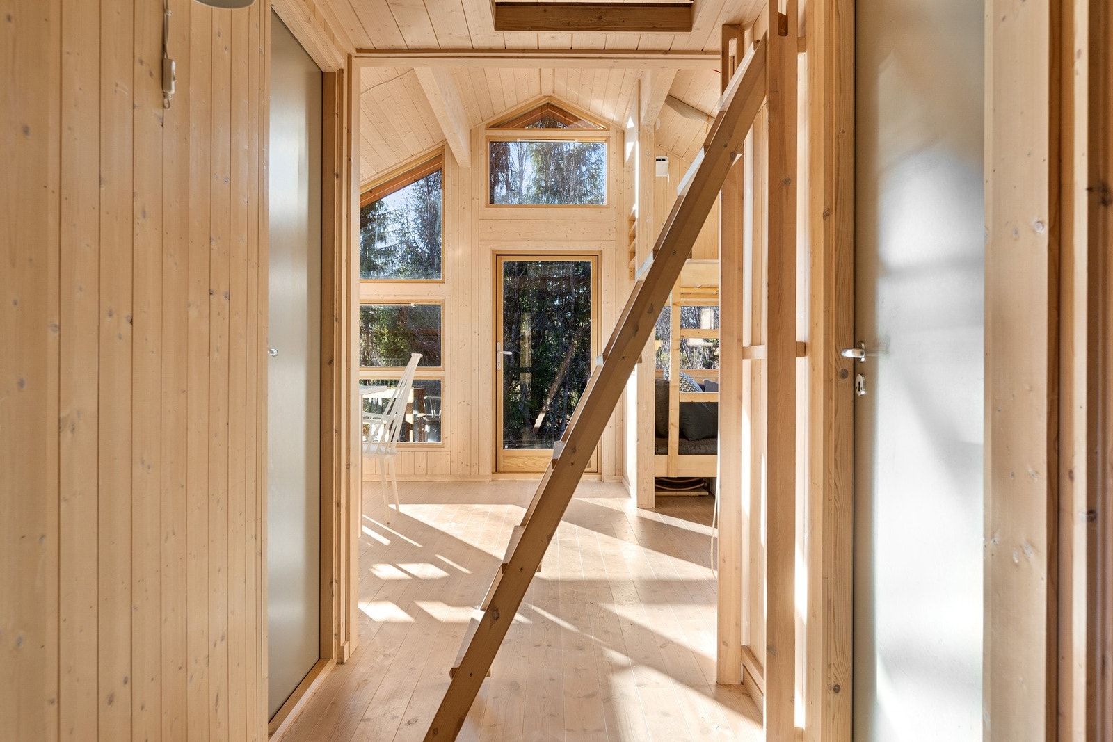 Fra gangen går det stige opp til hems. Galleribilde