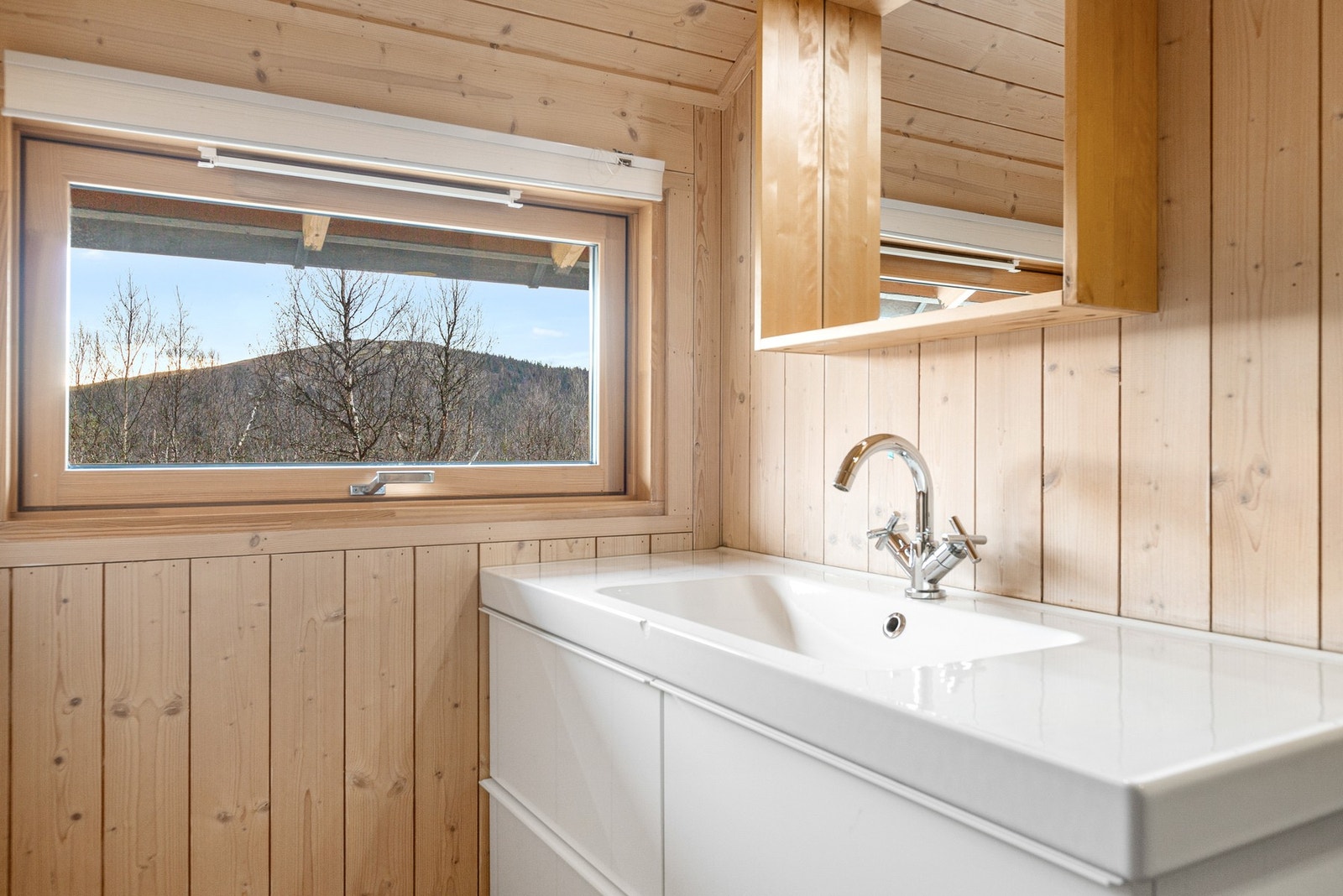 Enkelt bad med tregulv og panel på vegger. Galleribilde