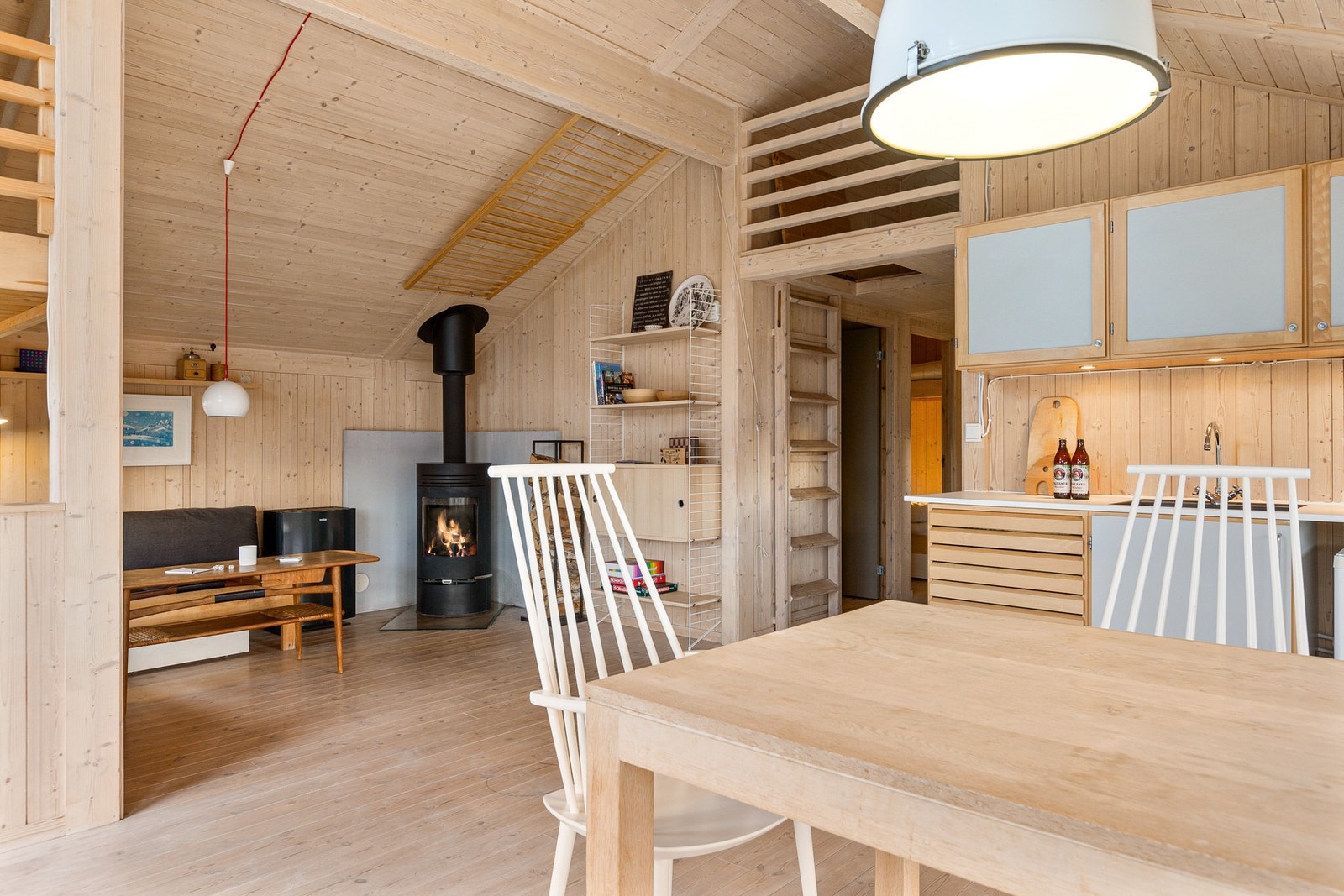 Stue og kjøkken i åpen og sosial løsning. Galleribilde