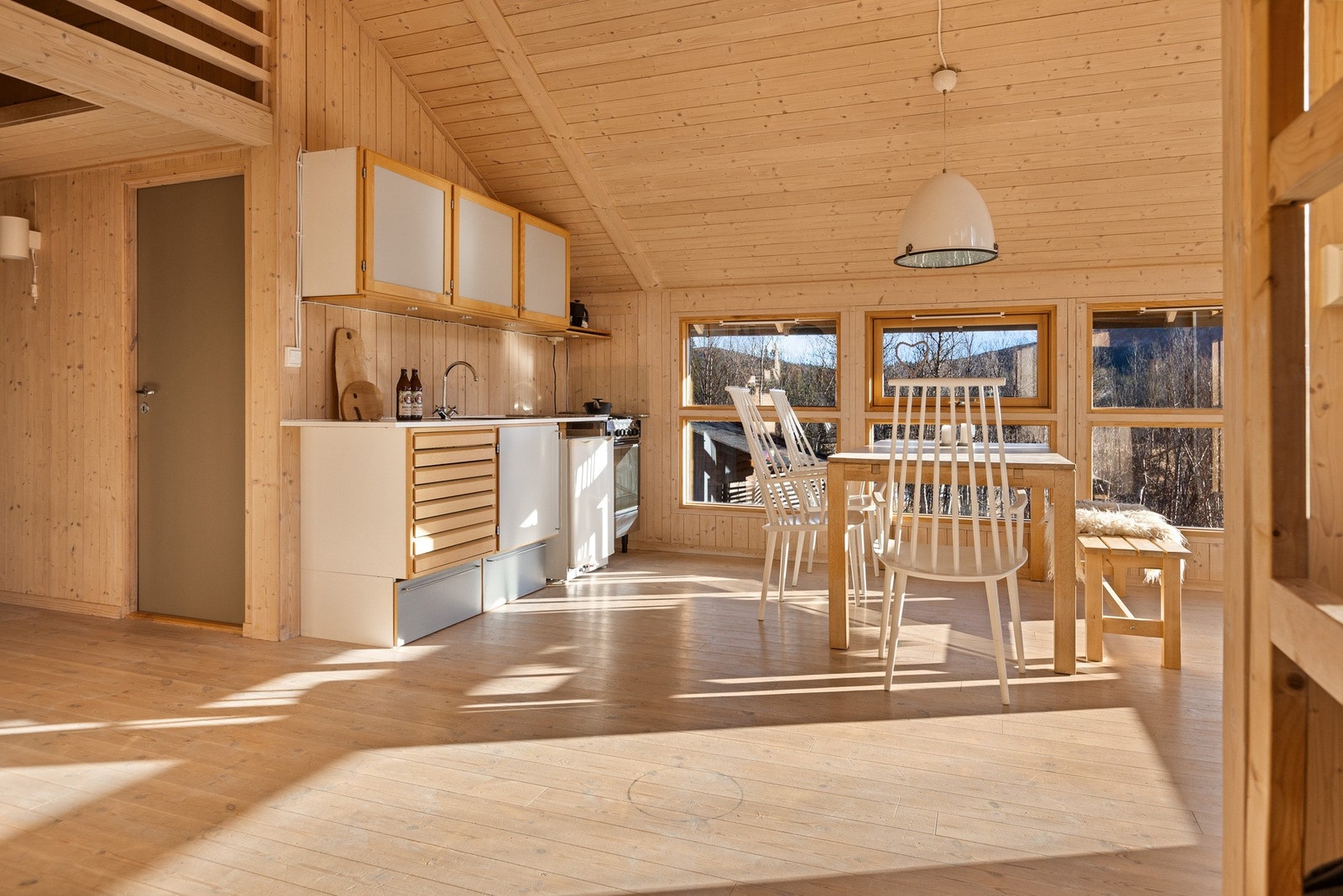 Hyttemodellen fra Hedda har de velkjente liggende vindusflatene, som slipper lys og naturbilder inn. Galleribilde