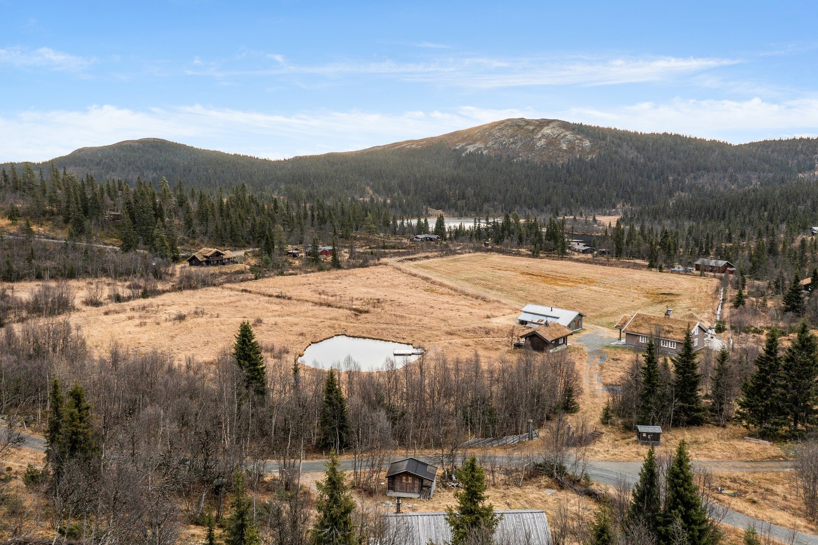 Fra eiendommen er det utsikt utover hytteområdet og fjellene rundt. Galleribilde