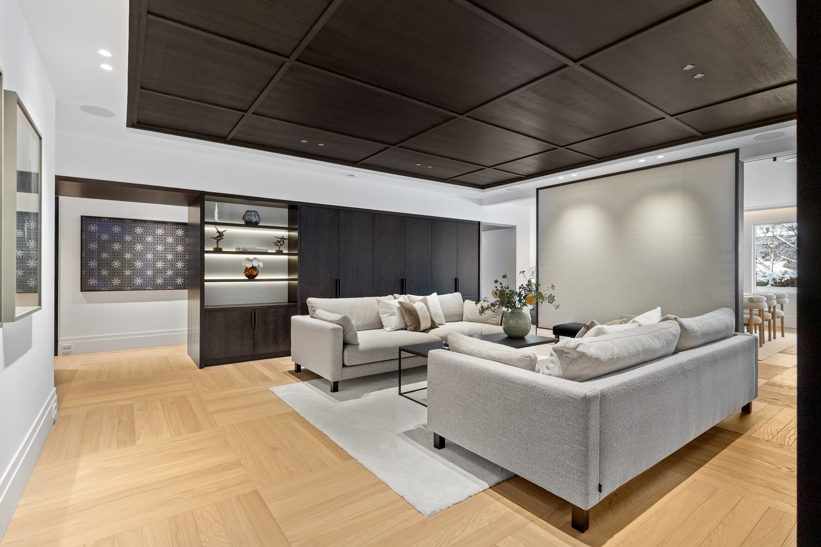 Eksklusivt rom med snekkerbygde skap på hver side. Galleribilde