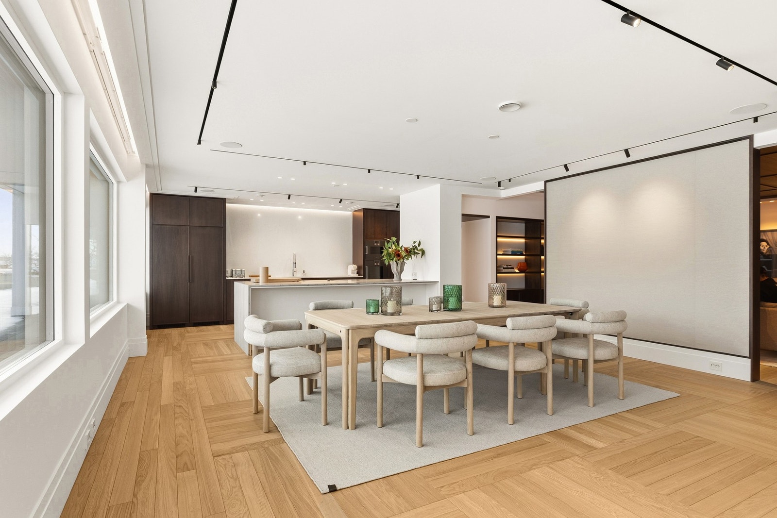 God plass til stor spisegruppe og en sosial kjøkkenøy med mulighet for barstoler. Galleribilde