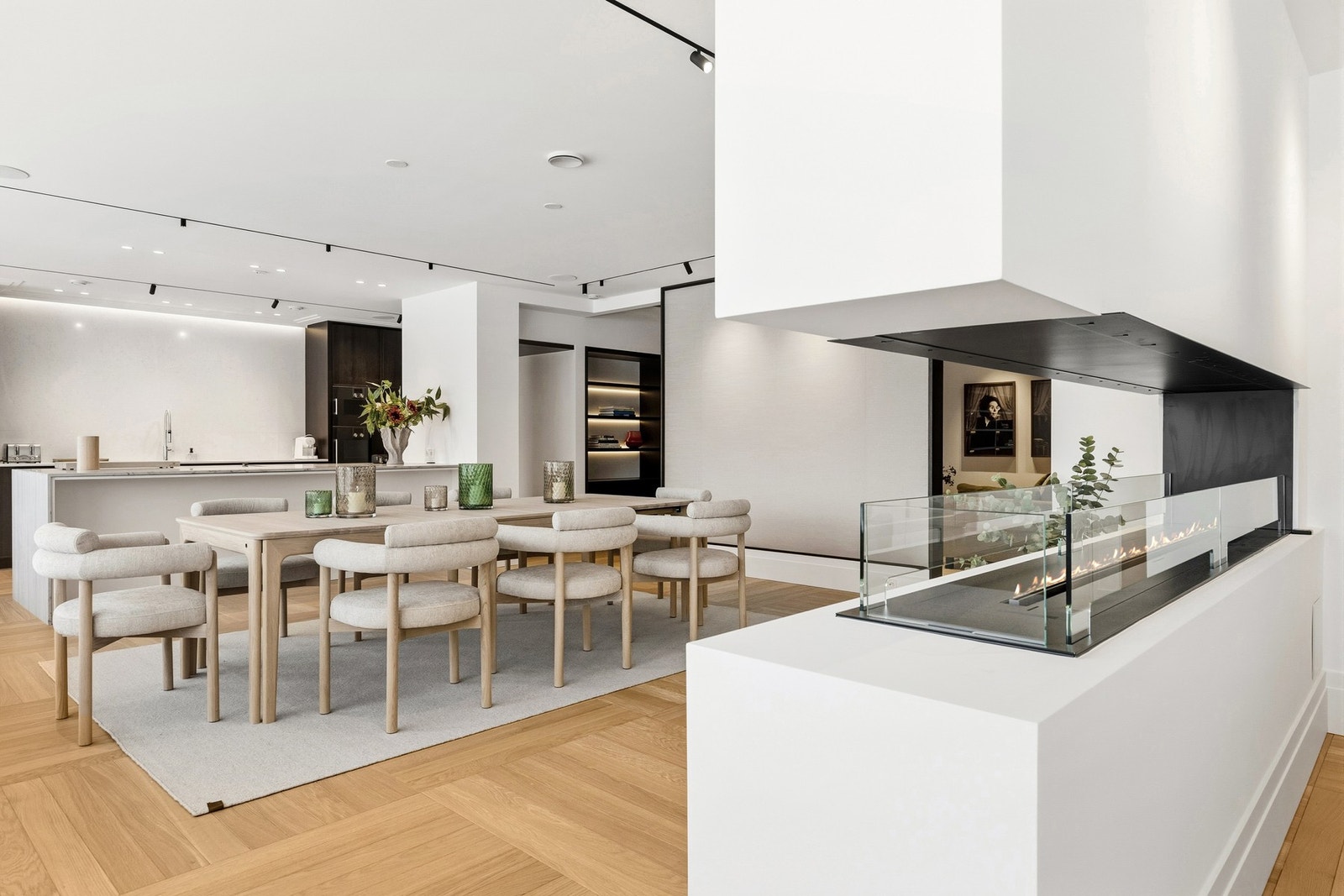 Biopeisen gir rommet et naturlig skille mellom stuen og spisestuen. Galleribilde