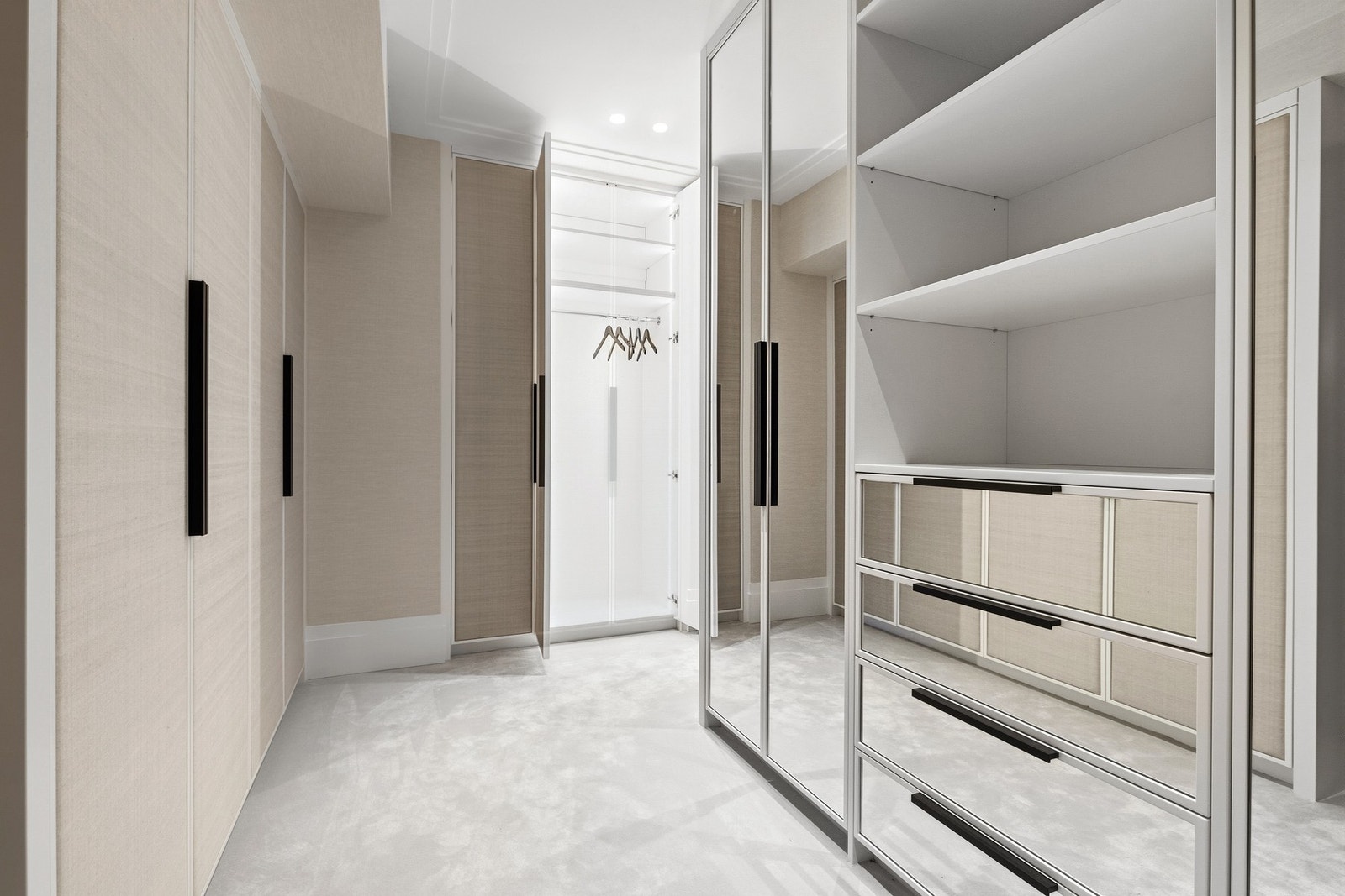 Walk-in-closet tilknyttet mastersuite. Galleribilde