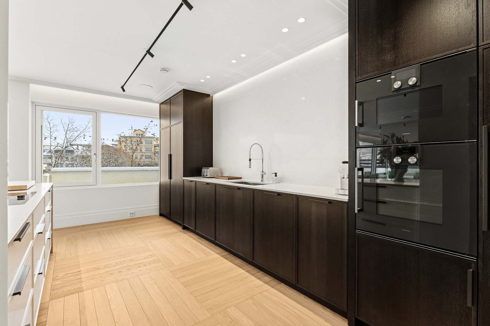 Spesiallaget kjøkken utført av møbelsnekker og integrerte hvitevarer fra eksklusive Gaggenau. Galleribilde