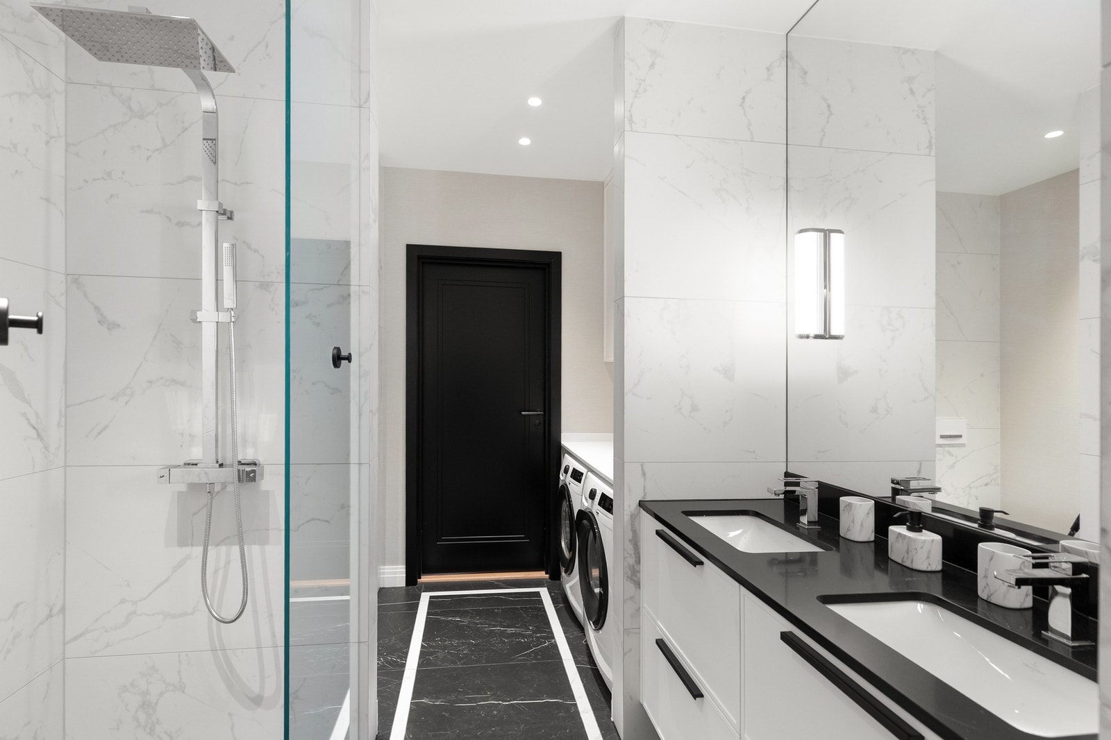 Italienske fliser I Classici Marquinia . Spesiallagde servantløsninger med underlimte vasker fra Villeroy & Boch. Galleribilde