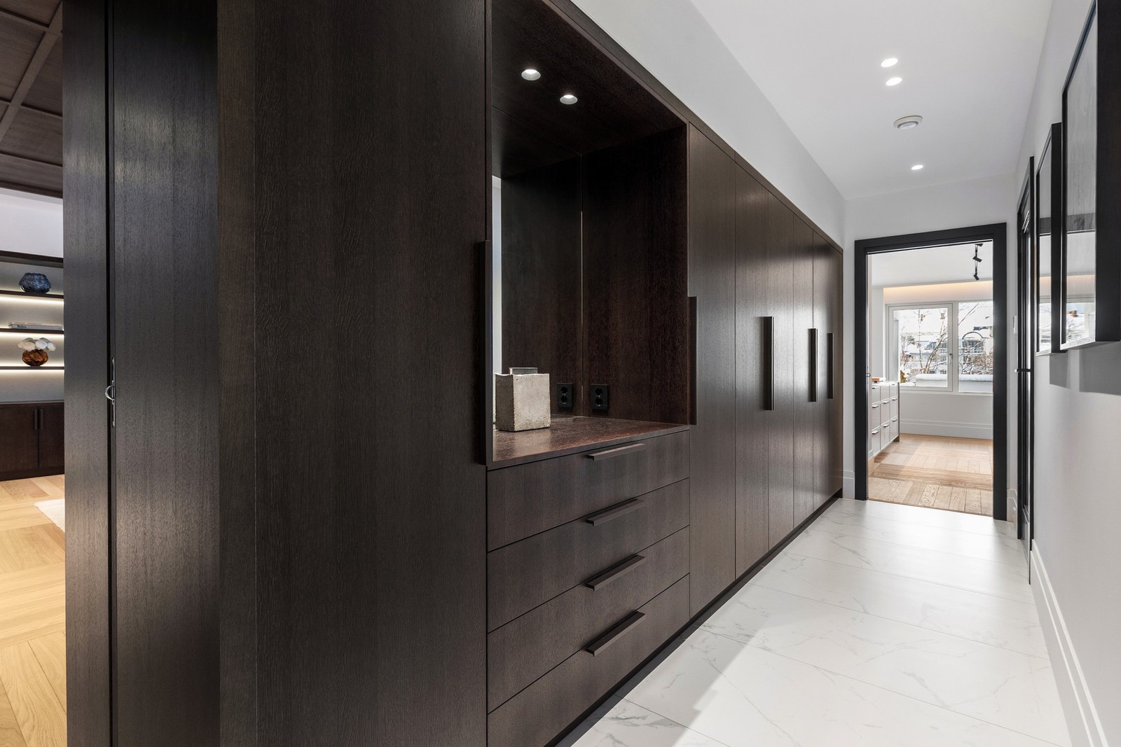 En herlig planløsning med en naturlig sirkulasjon. Selvregulerende varmekabler i de fleste gulv. Vanlige varmekabler i alle badegulv og bod. Galleribilde