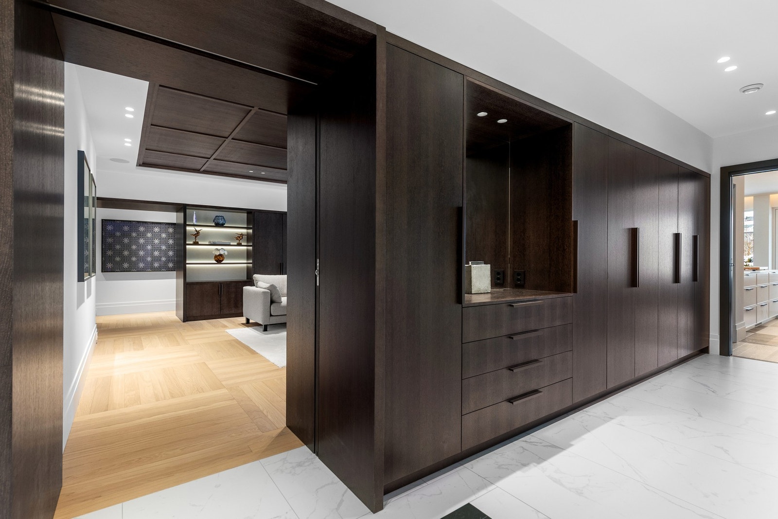 Det er utstrakt bruk av møbelsnekker i hele leiligheten. Galleribilde