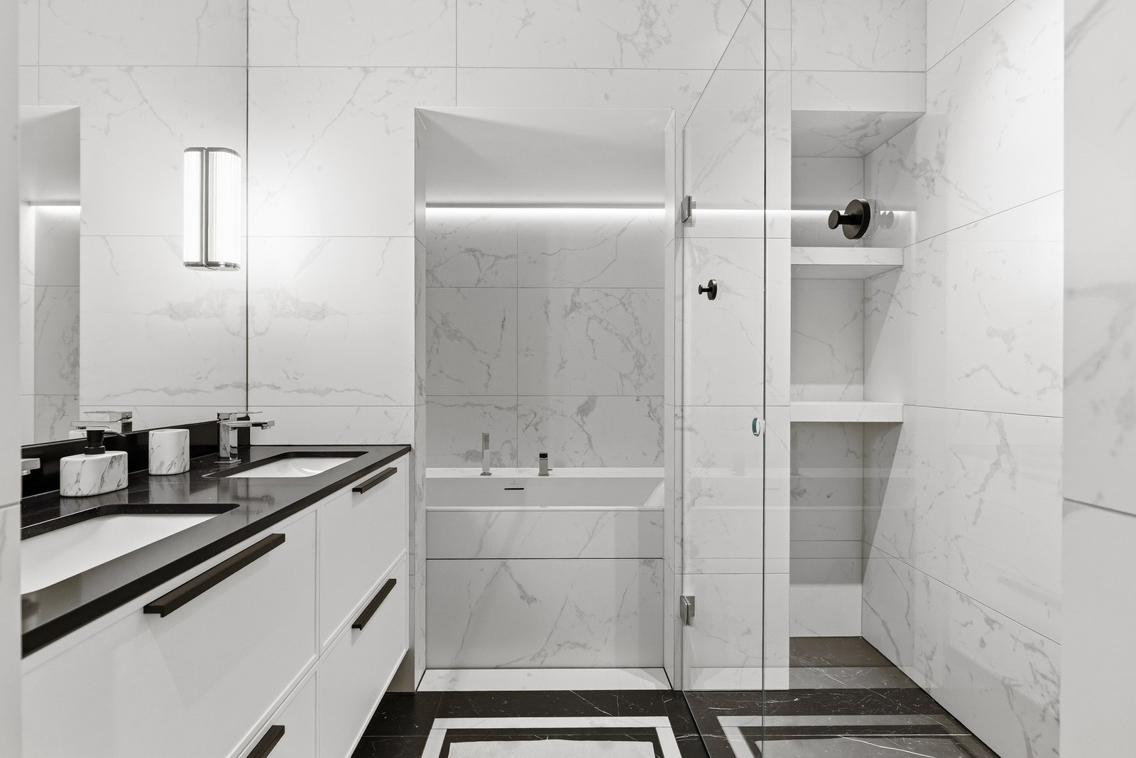 Både badekar og dusj på gjestebadet. Galleribilde