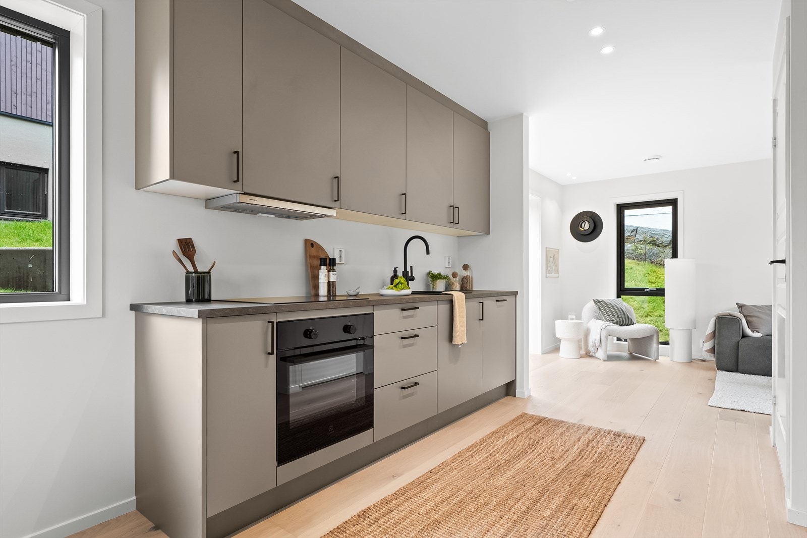 Gjennomgående lyse flater og lyst eike gulv i hele boligen Galleribilde