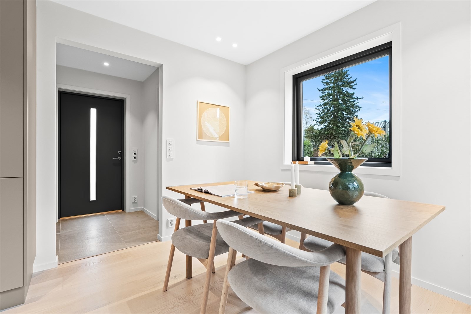 Boligens første rom byr på en romslig og lys spisetue Galleribilde