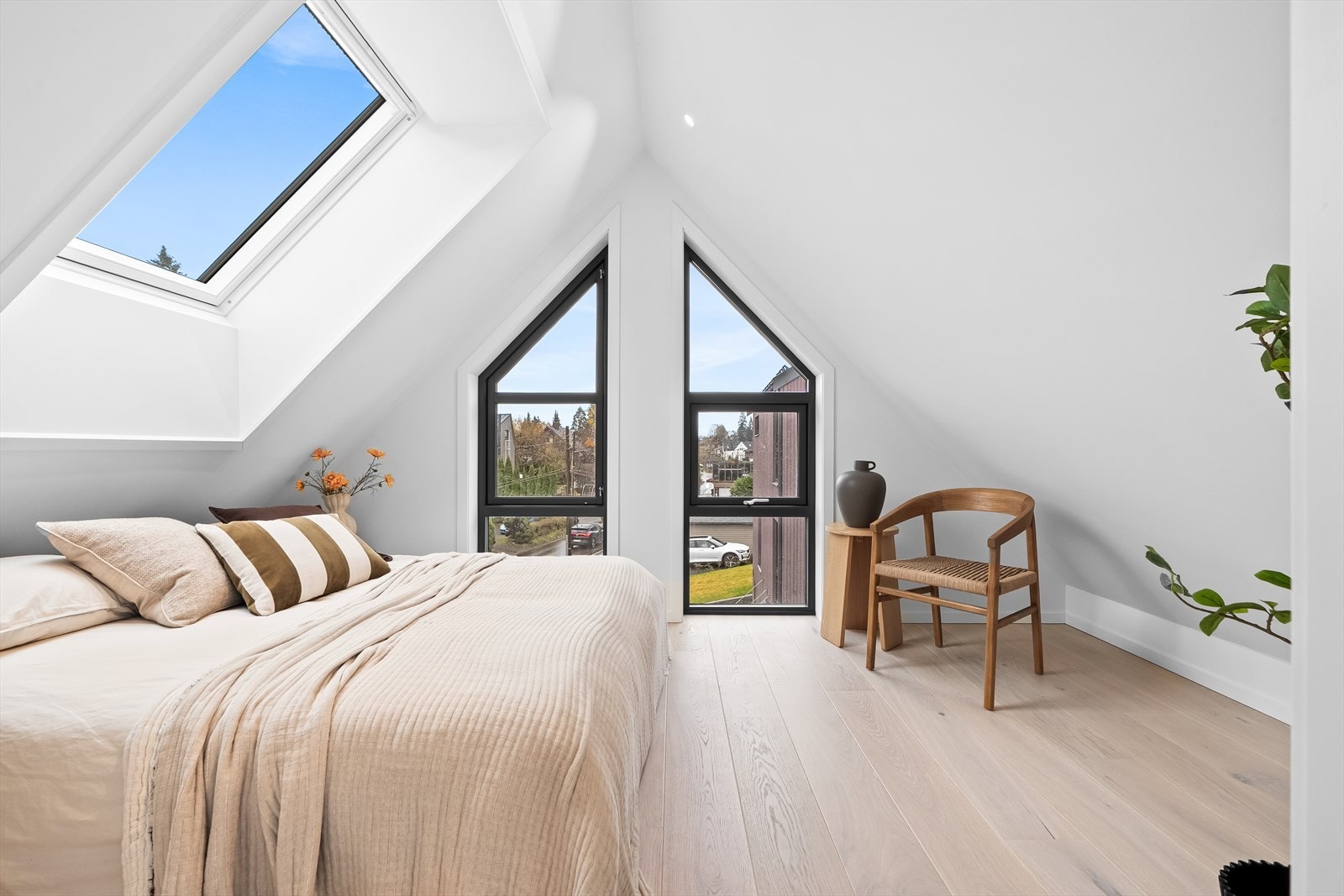 Stort soverom i 3.etg med skråvinduer på gavl og takvinduer i tak Galleribilde