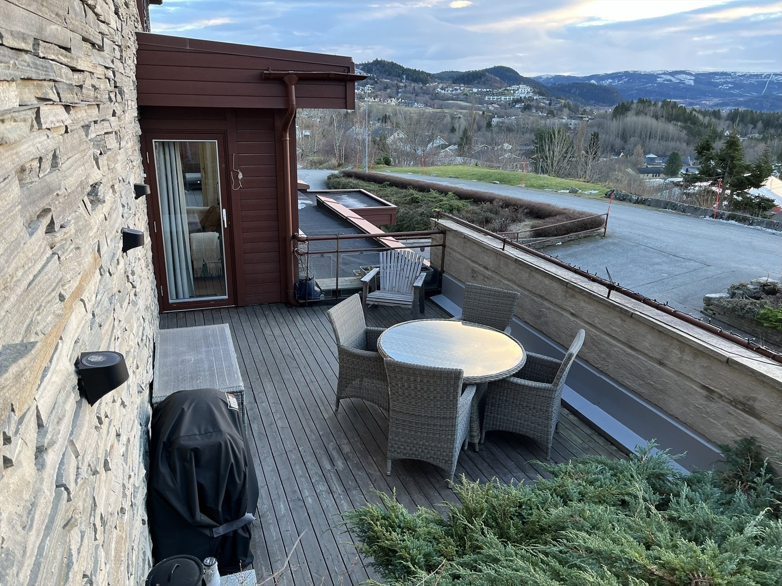 Flott sydvendt terrasse med utgang fra stuen. Galleribilde