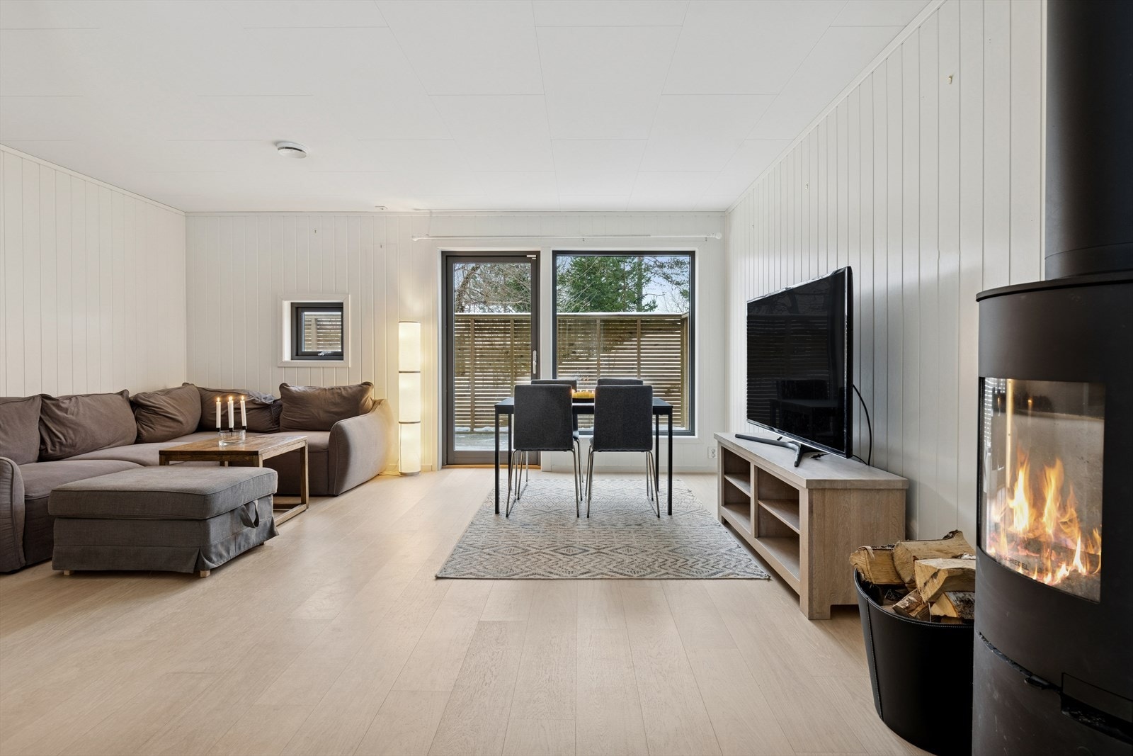 Romslig stue med god plass til en sofagruppe. Boligen holder en moderne og gjennomgående god standard. Galleribilde