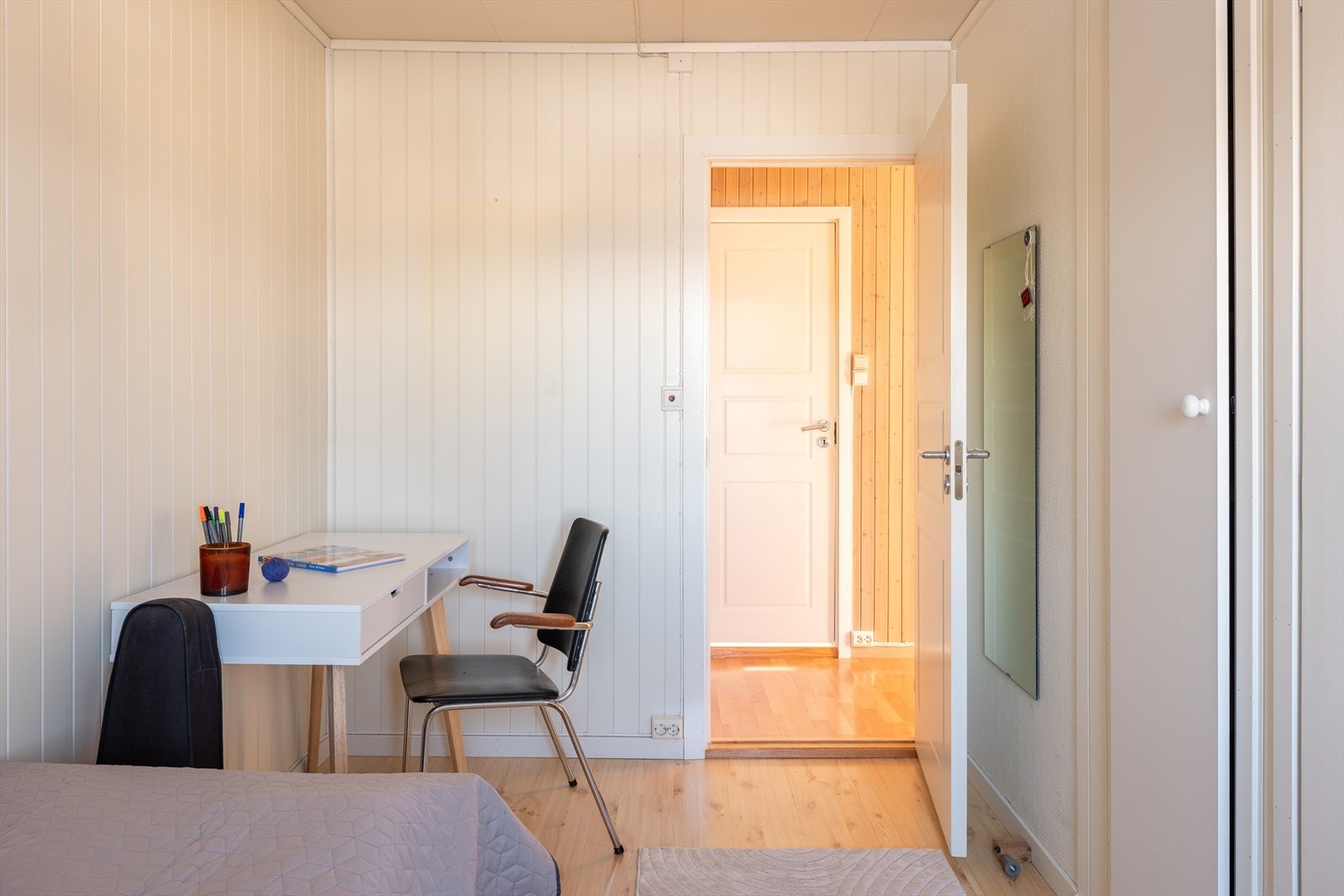 Her har du god plass til både seng, nattbord, skrivebord og garderobeløsning. Galleribilde