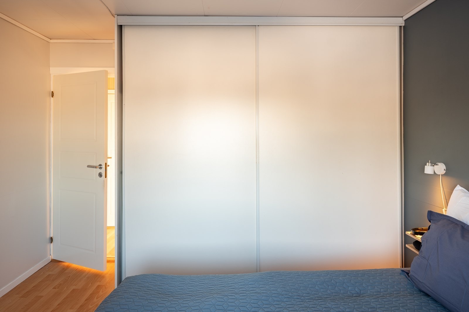 Garderobeskap medfølger naturligvis handelen. Galleribilde