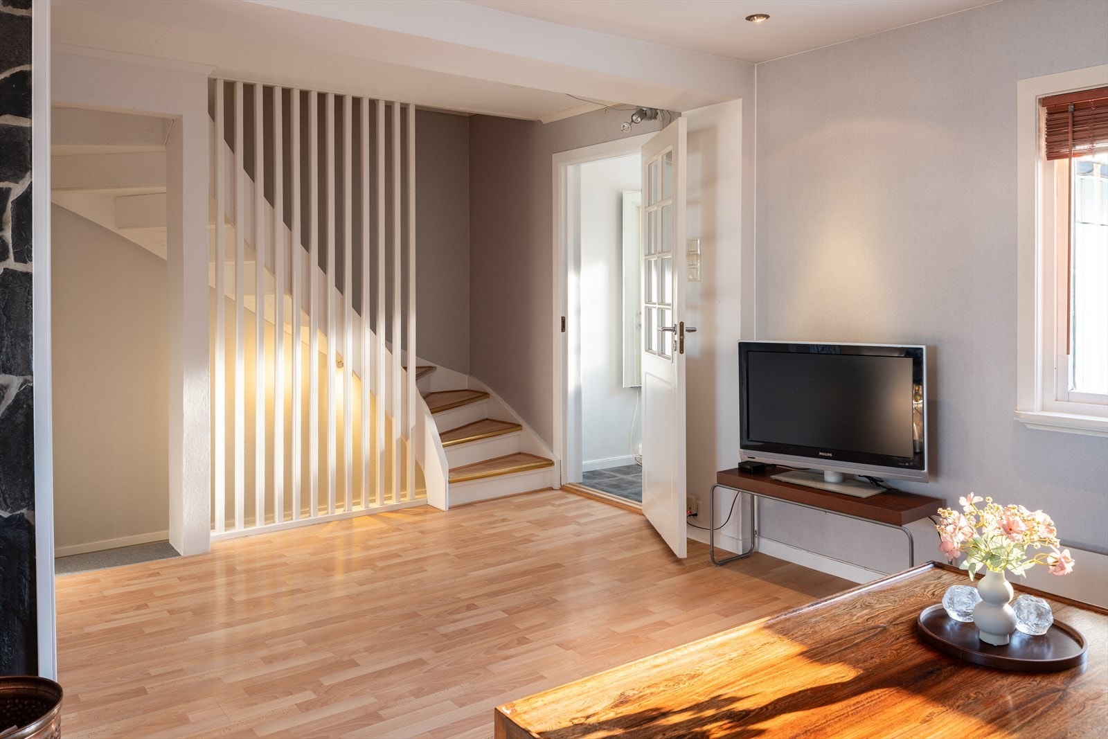 1. etasje består av en stor stue- og kjøkkenløsning, entré og to terrasser. Galleribilde