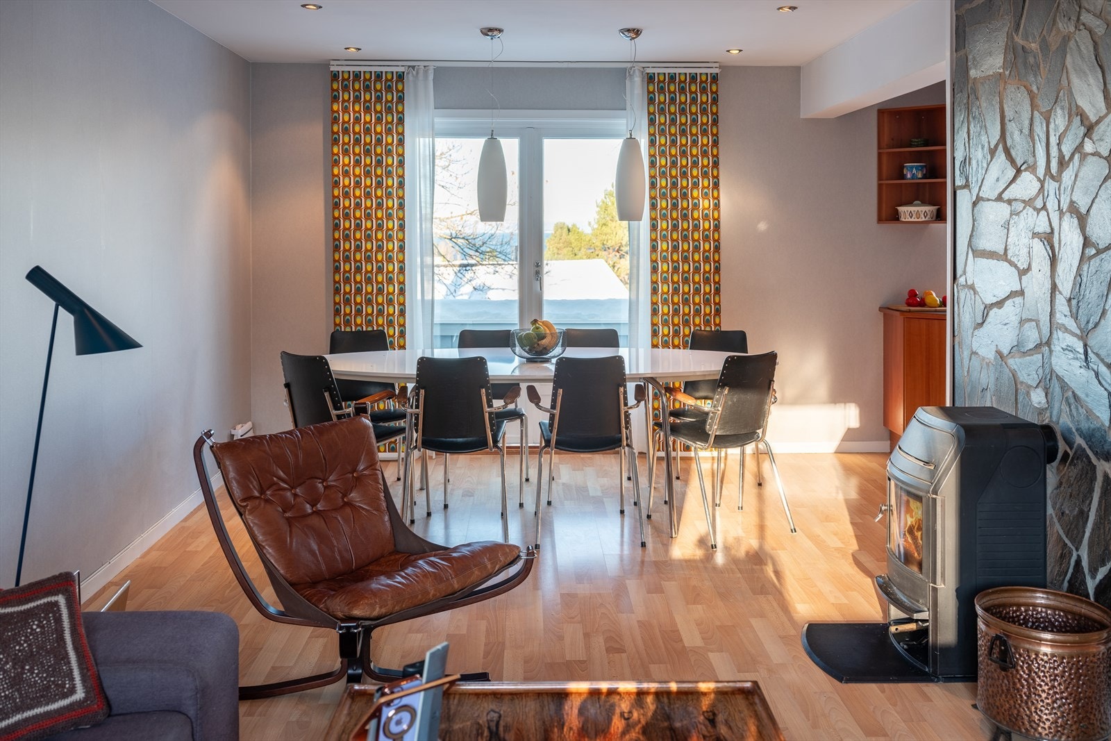 Etter dagens planløsning får spisebordet sin naturlige plassering mellom stuen og kjøkkenet. Galleribilde