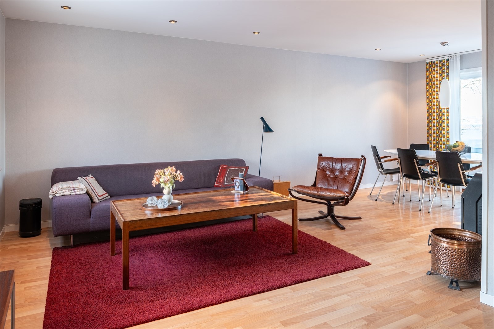 Praktisk planløsning med stor åpen stue-kjøkkenløsning på hele 45m². Galleribilde