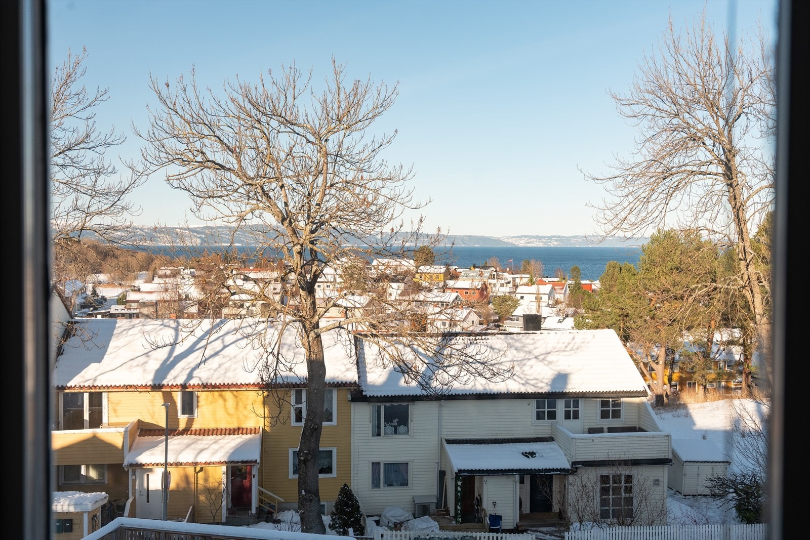 Soveromsvindu med utsikt mot Trondheimsfjorden. Galleribilde