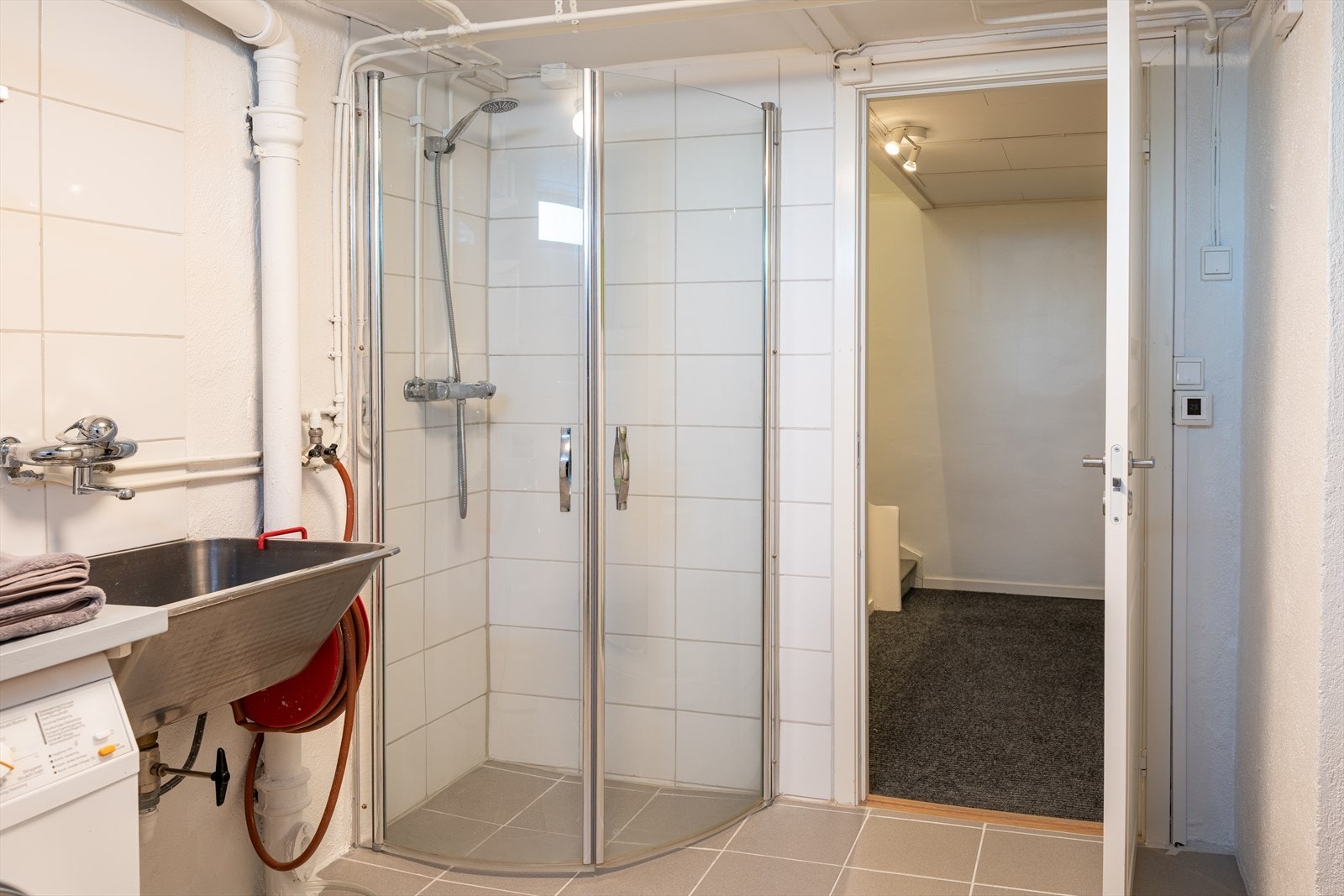 Vaskerommet er utstyrt med opplegg for vaskemaskin, skyllekum, bereder og mekanisk avtrekk. Galleribilde