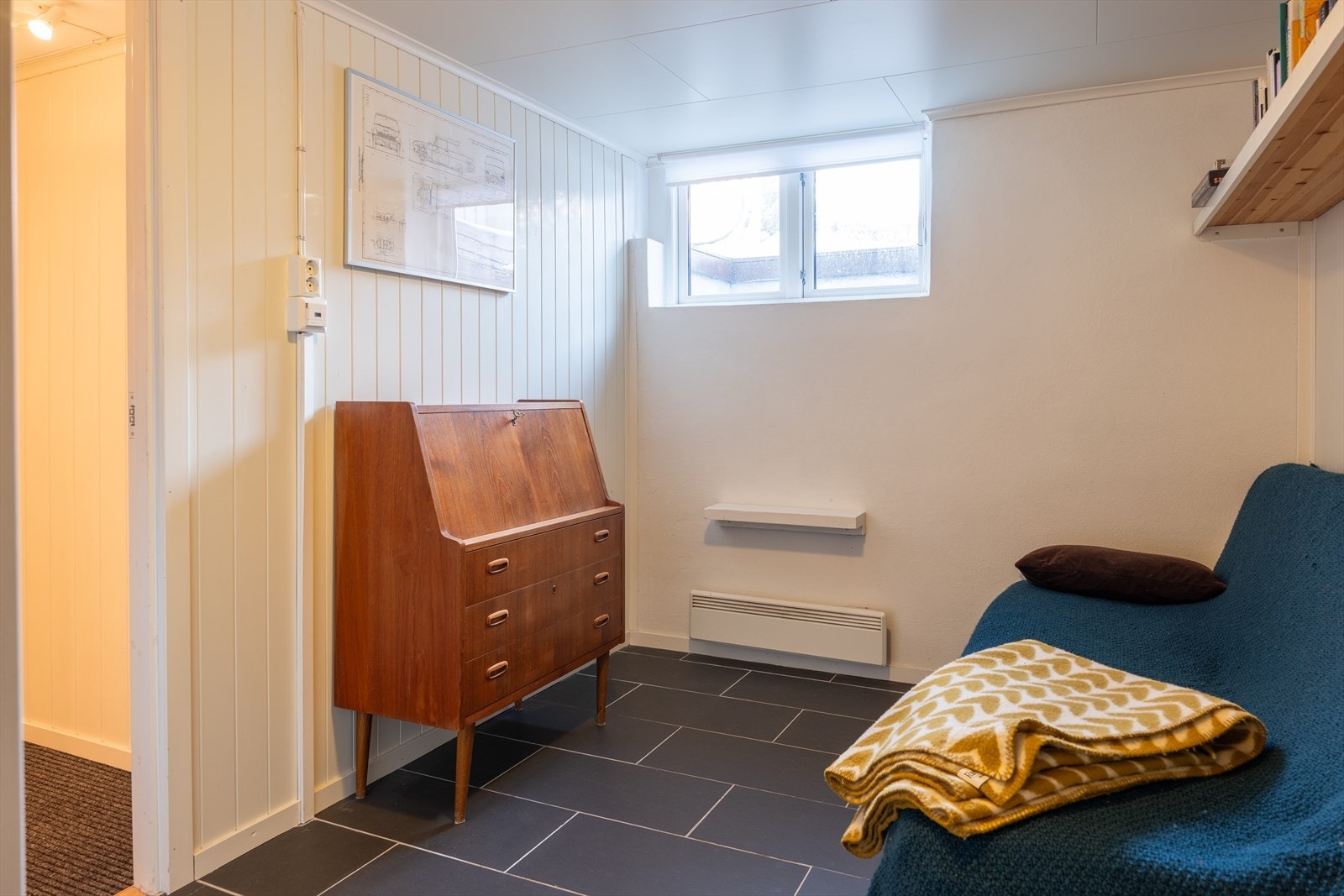 Kjelleren er innredet med eget soverom, vaskerom, wc og kontor. Alle rom unntatt WC har behagelig gulvvarme. Galleribilde