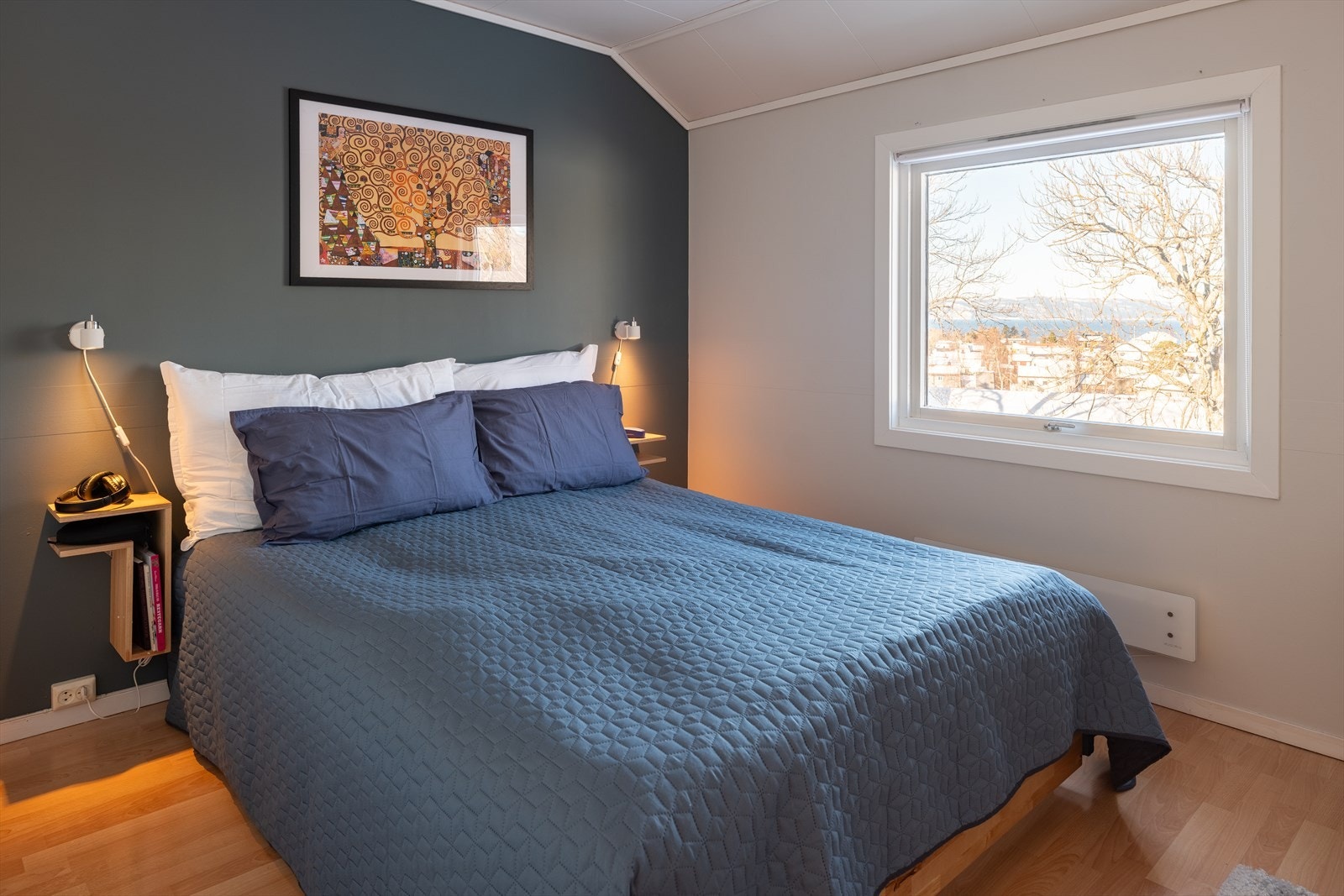 Hovedsoverommet er målt til 11,5m² med god plass til både dobbeltseng, nattbord og garderobeskap. Fra gang er det nedfellbar stige til romslig loft. Galleribilde