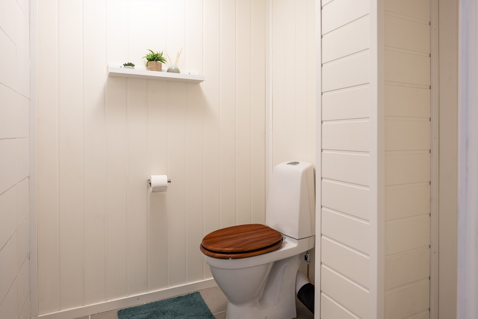 WC i kjeller gjør huset svært praktisk som familiebolig. Galleribilde