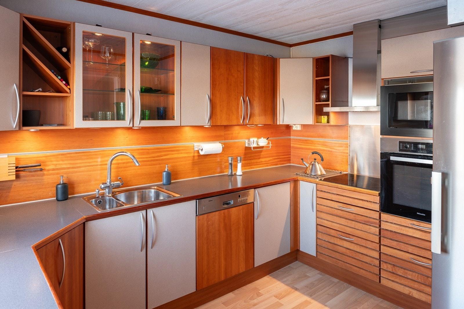 Kjøkkenet innehar integrerte platetopp, stekovn, mikroovn og oppvaskmaskin. Integrerte hvitevarer medfølger handelen. Galleribilde