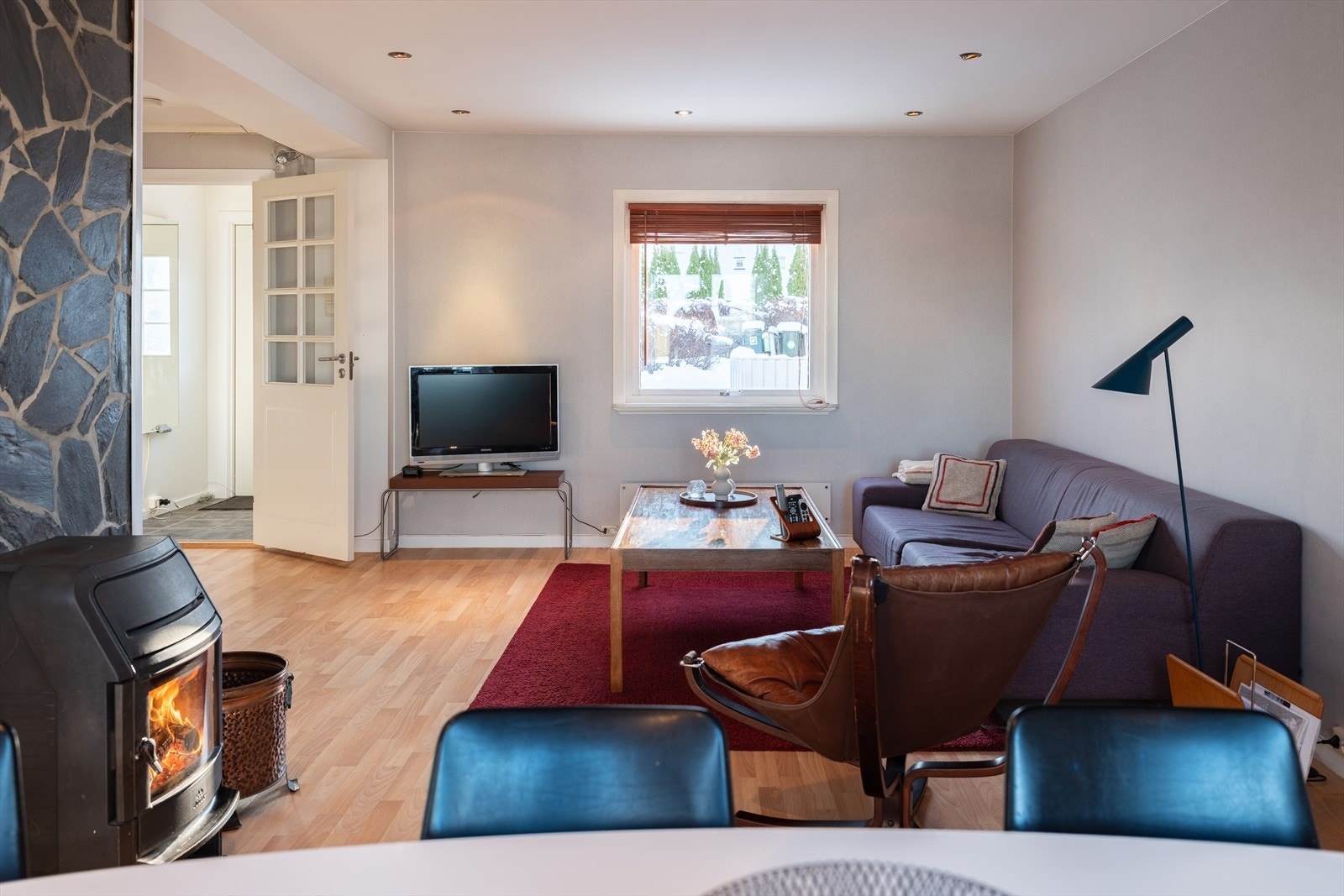 Det er utgang til hagen fra veranda. Galleribilde