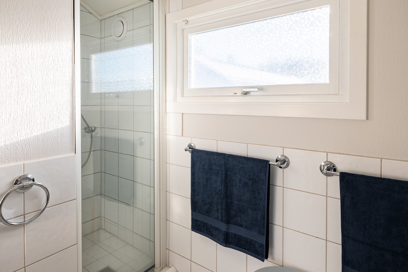 Videre er badet innredet med servantskap, naturlig avtrekk og dusjnisje. Galleribilde