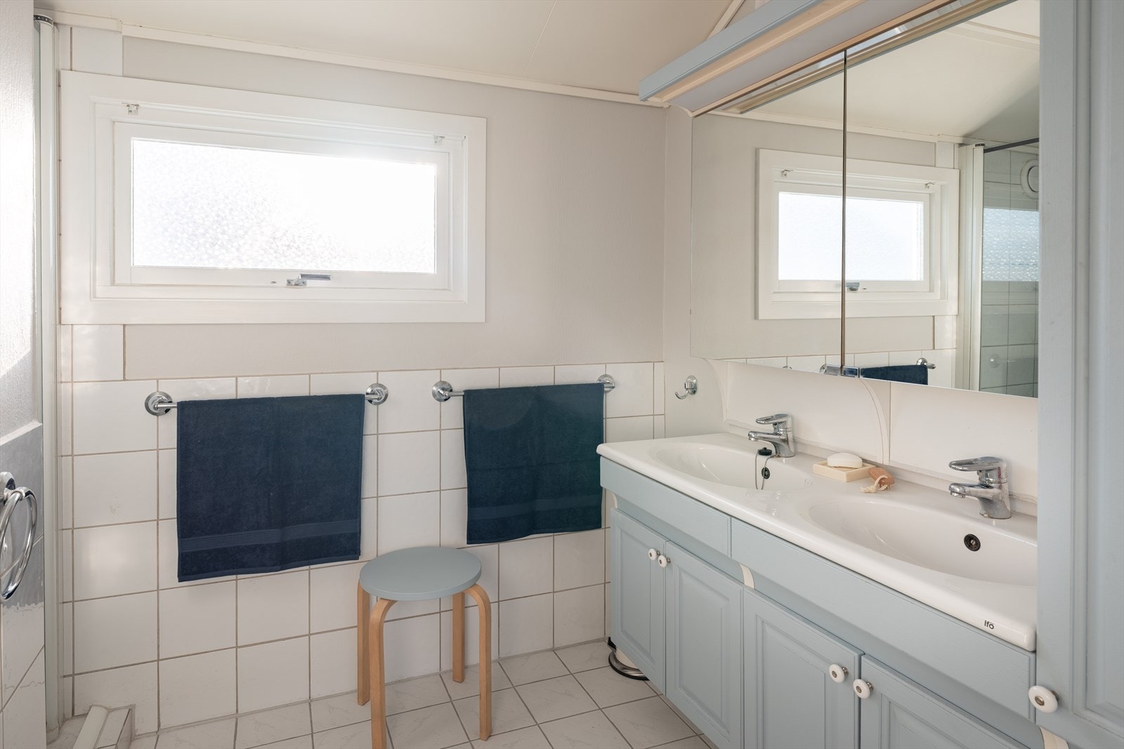 Pent og flislagt bad på 4m² med gulvvarme. Galleribilde