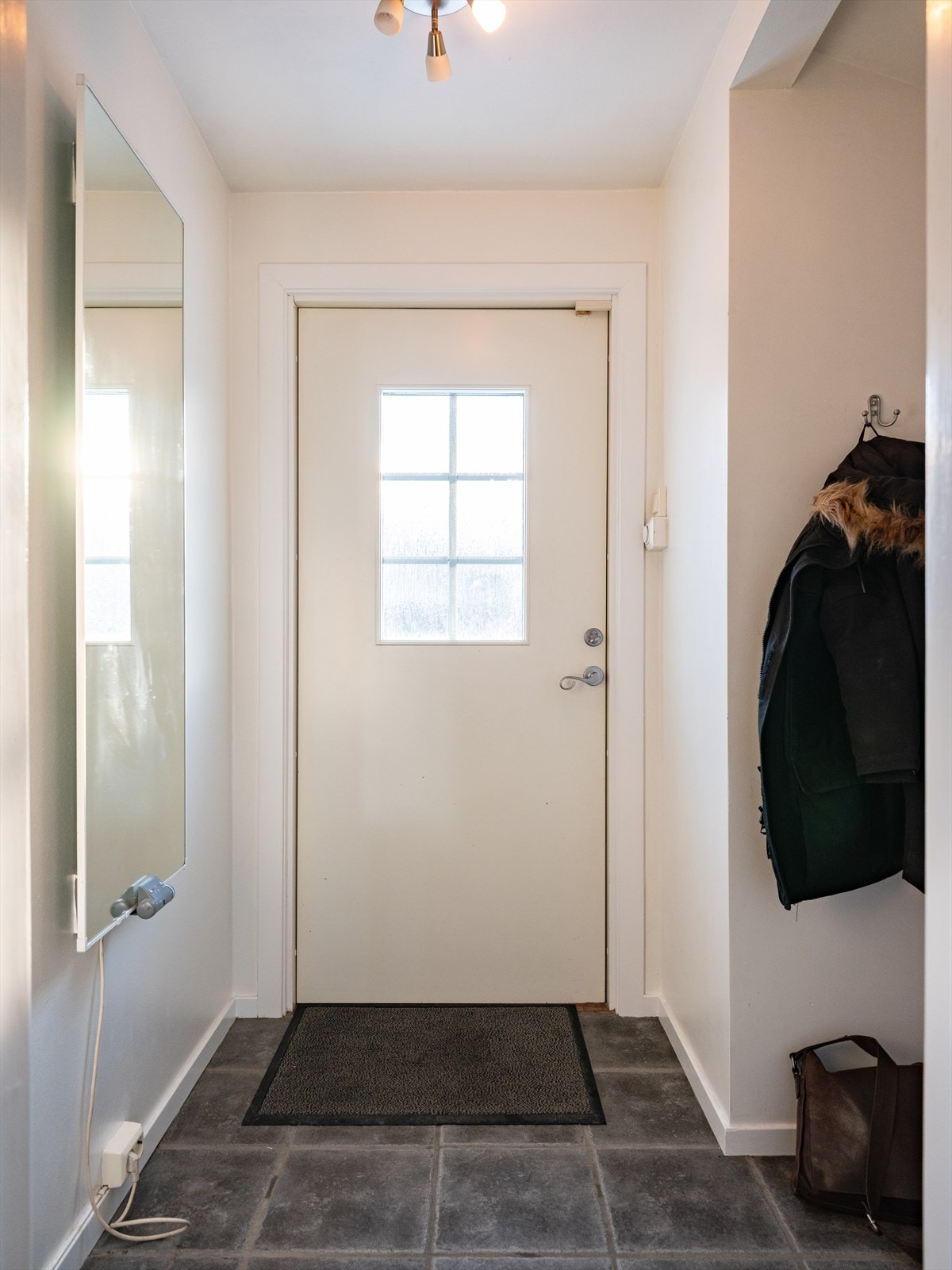 Innbydende entré på 3m² med plass til både sko og yttertøy. Galleribilde