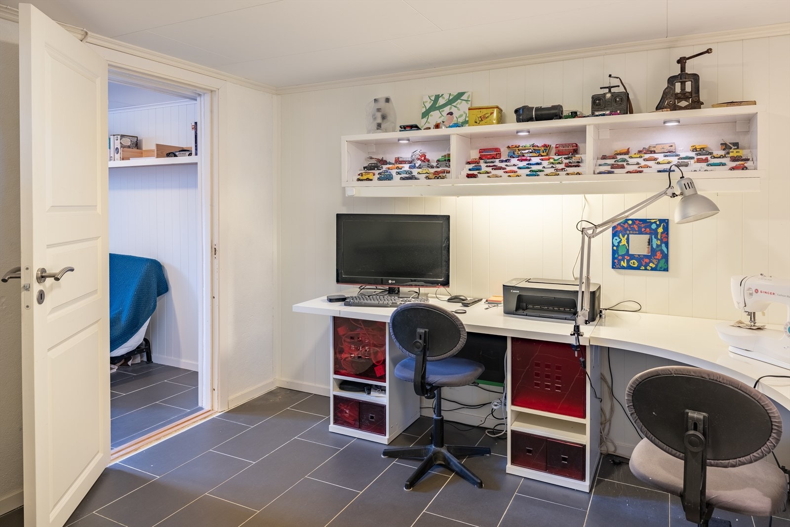 Kontoret måler hele 11,5m², noe som gir god plass til ønsket møblering. Galleribilde