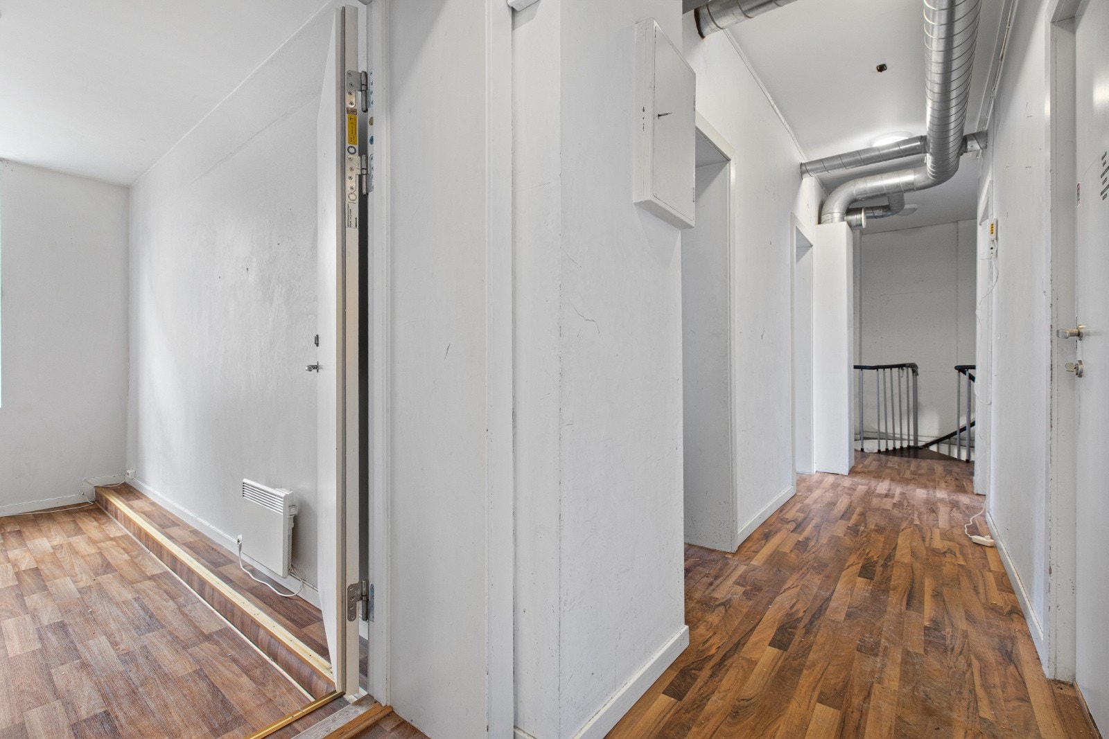 Sikringsskap med automatsikringer og strømmåler plassert i entré. Galleribilde