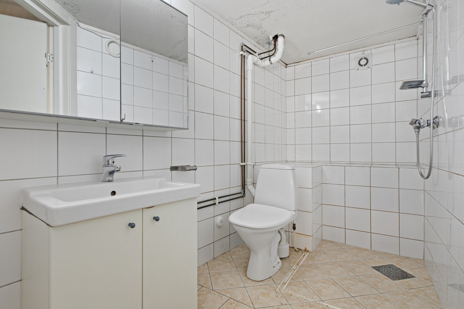 Bad 3. Badene bør totalrenoveres. Galleribilde