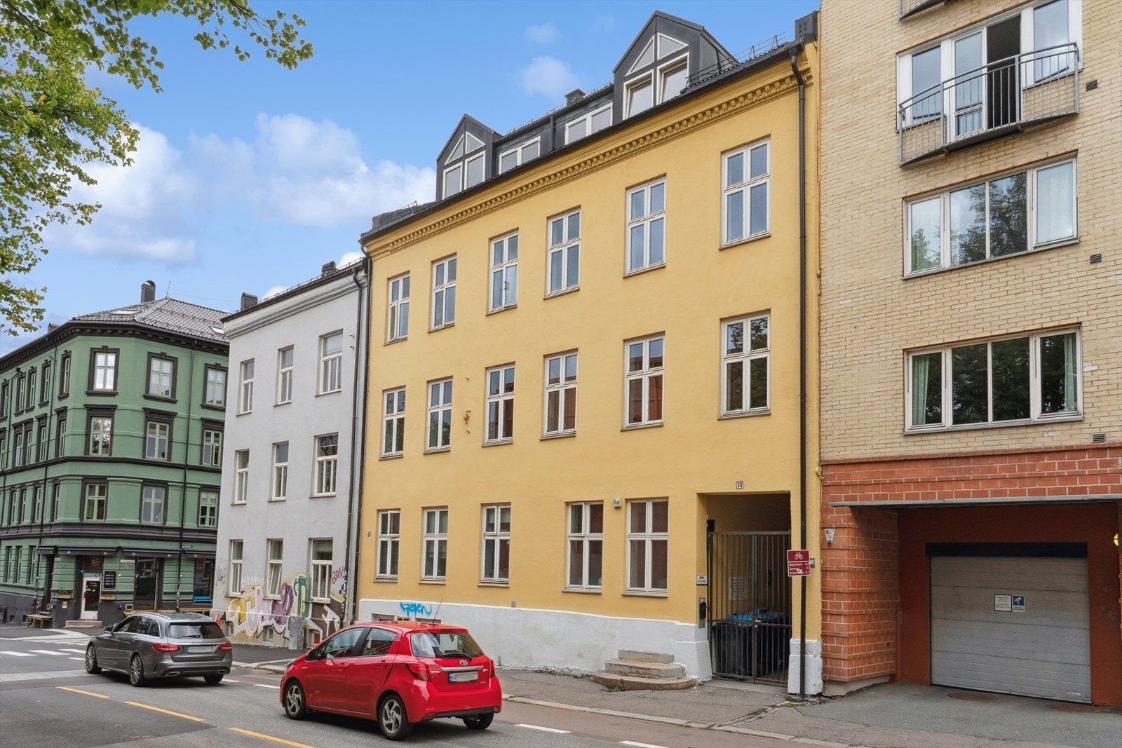 Leiligheten har en sentral og attraktiv plassering på Carl Berner. Her bor du midt i byen, men likevel tilbaketrukket fra det mest hektiske bylivet. Galleribilde