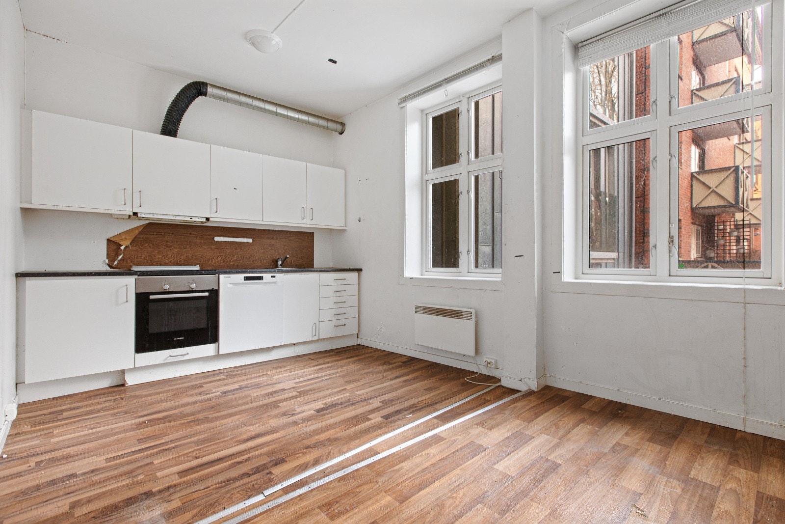 Velkommen til et stort hybelhus med 6 soverom og 3 bad - et romslig oppussingsobjekt Galleribilde