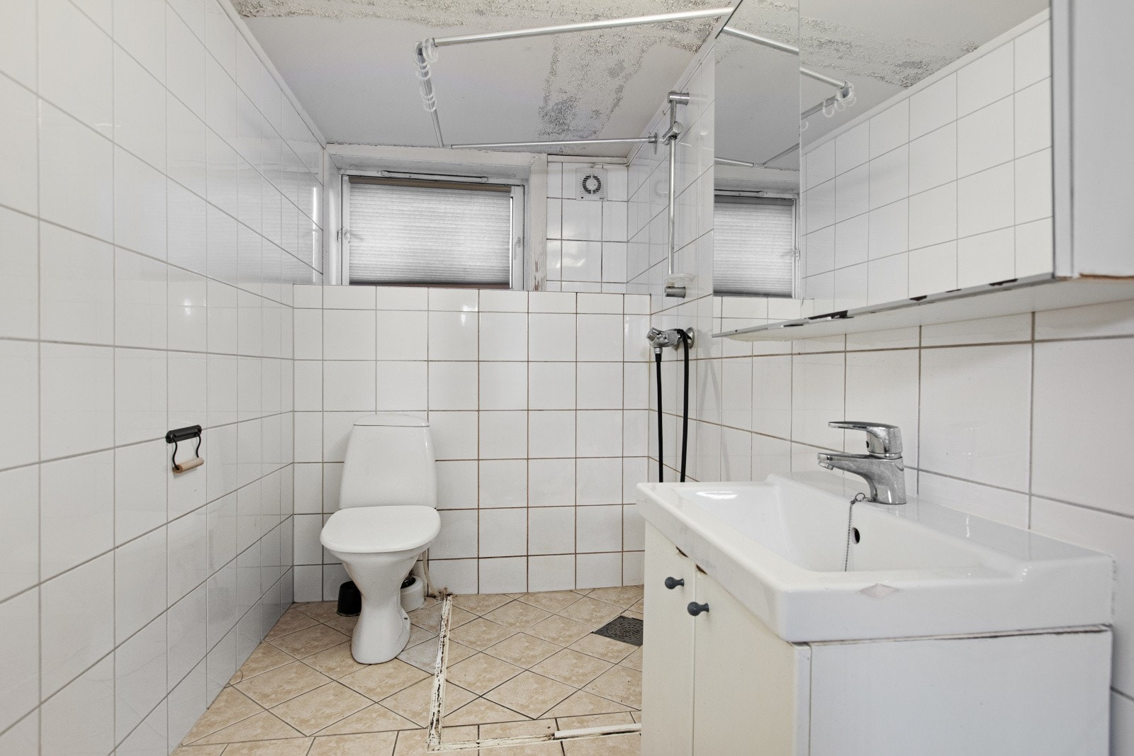 3 bad hvorav alle har gulvstående toalett, servant med underskap og dusjhjørne. Galleribilde