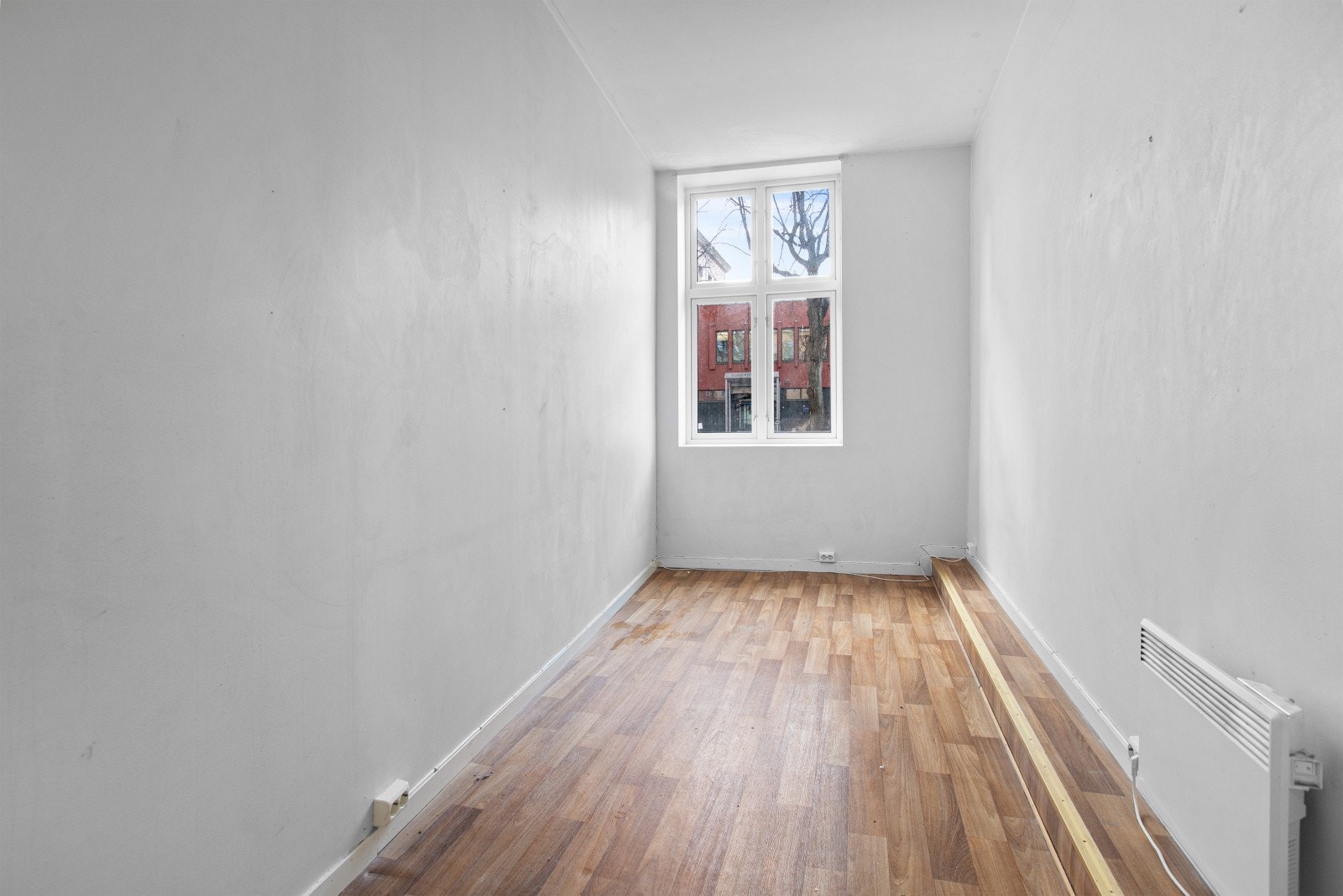 Flere av rommene er adskilt med lettvegger, noe som gir mulighet for å endre planløsningen ved behov. Eventuelle endringer bør avklares med fagkyndig før gjennomføring Galleribilde