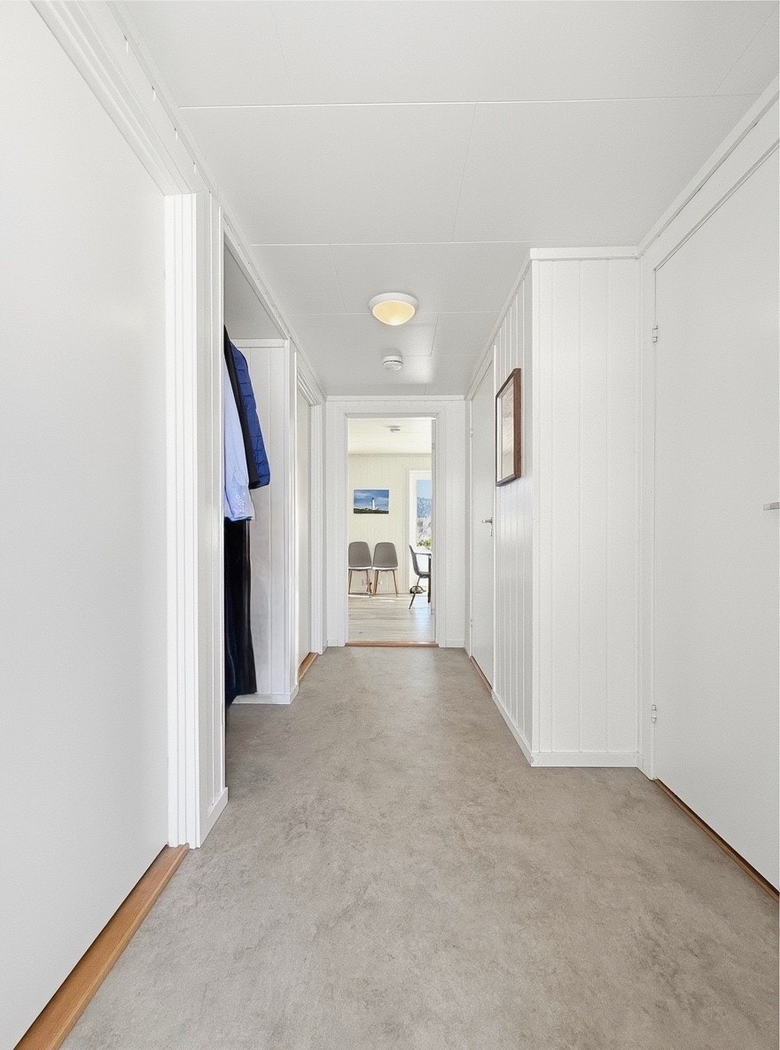 Gang med gjennomgående lys som binder boligen sammen Galleribilde