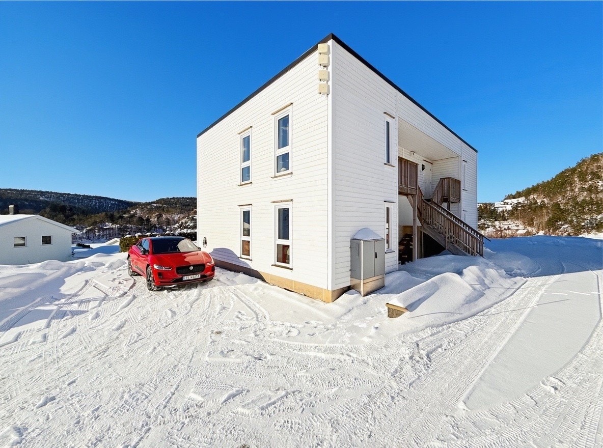 Romslig gårdsplass med plass til 2 biler rett utenfor inngangspartiet Galleribilde