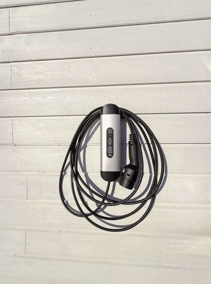Detaljbilde av elbilladeren som følger med boligen Galleribilde
