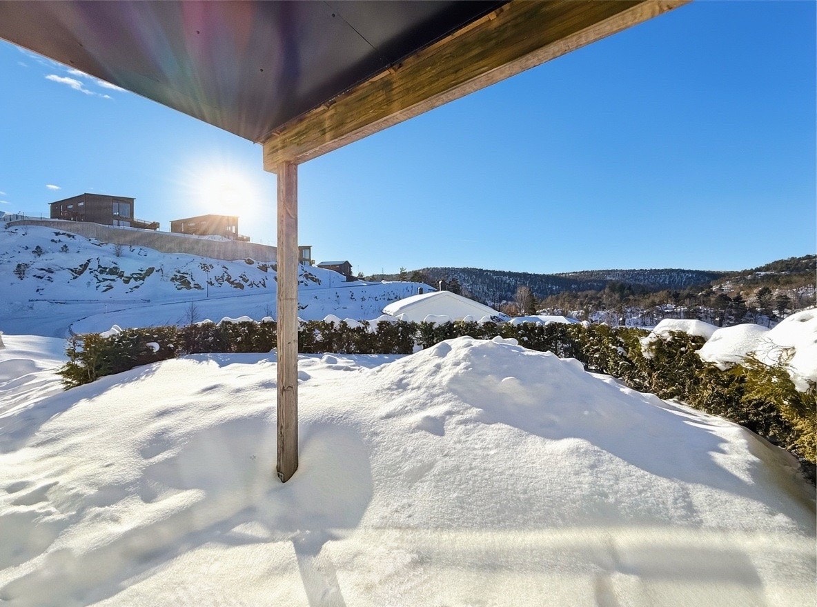 Privat uteområde med hekk, gode solforhold og utsikt til naturen Galleribilde