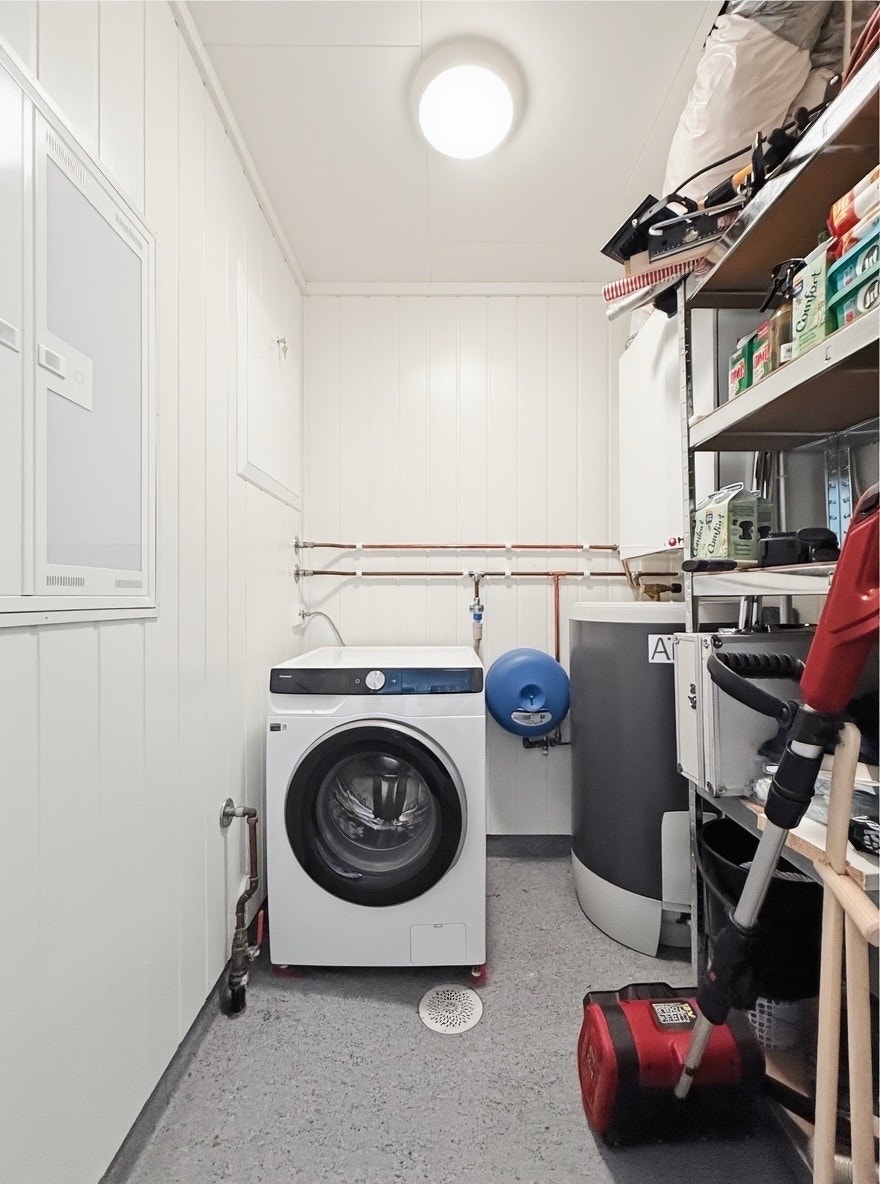 Bod/vaskerom med hyller for oppbevaring av utstyr Galleribilde